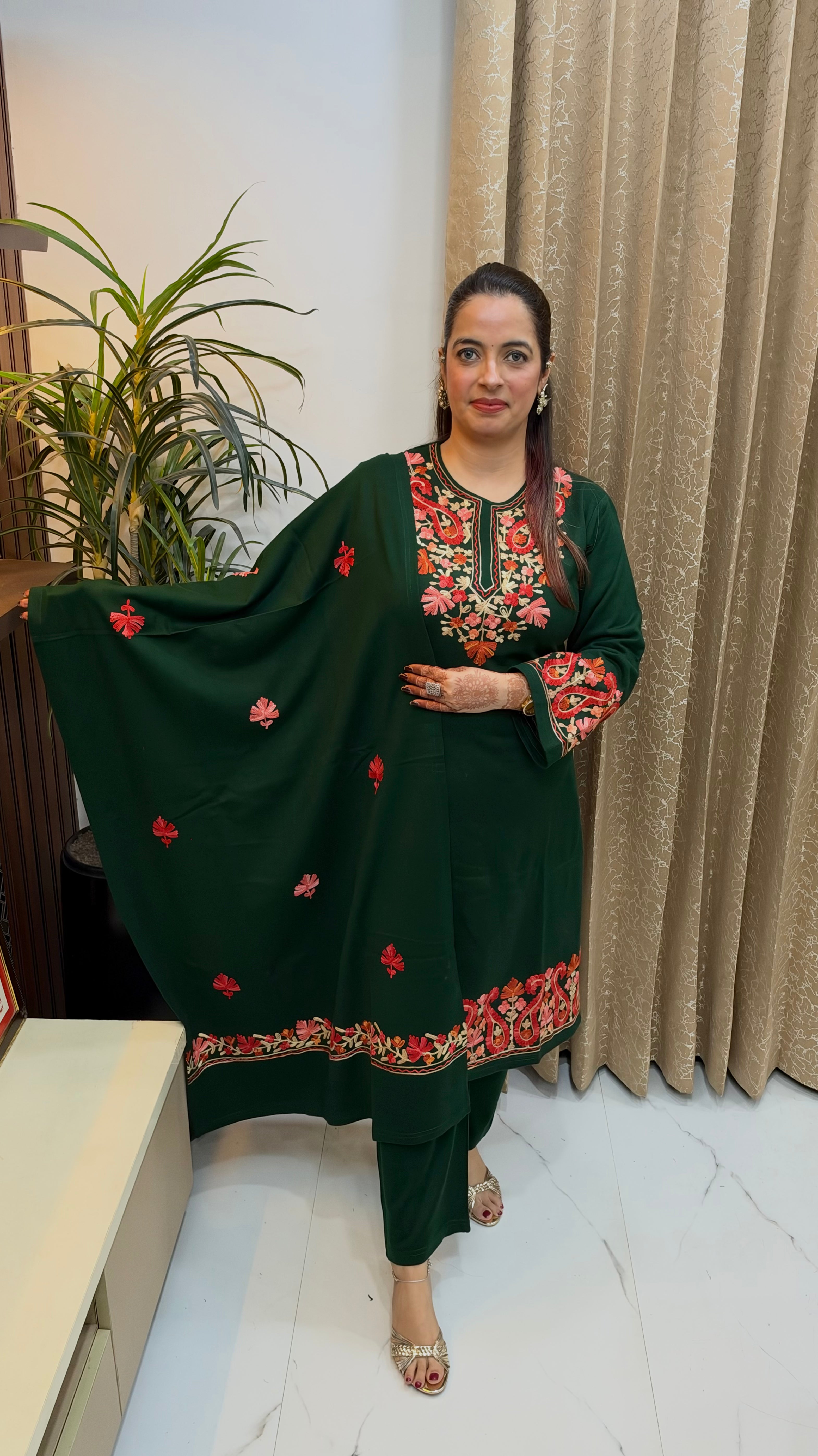 Regal Winter Comfort: Woollen Kashmiri Pheran-Style 3-Piece Suit Set with Bell Sleeves