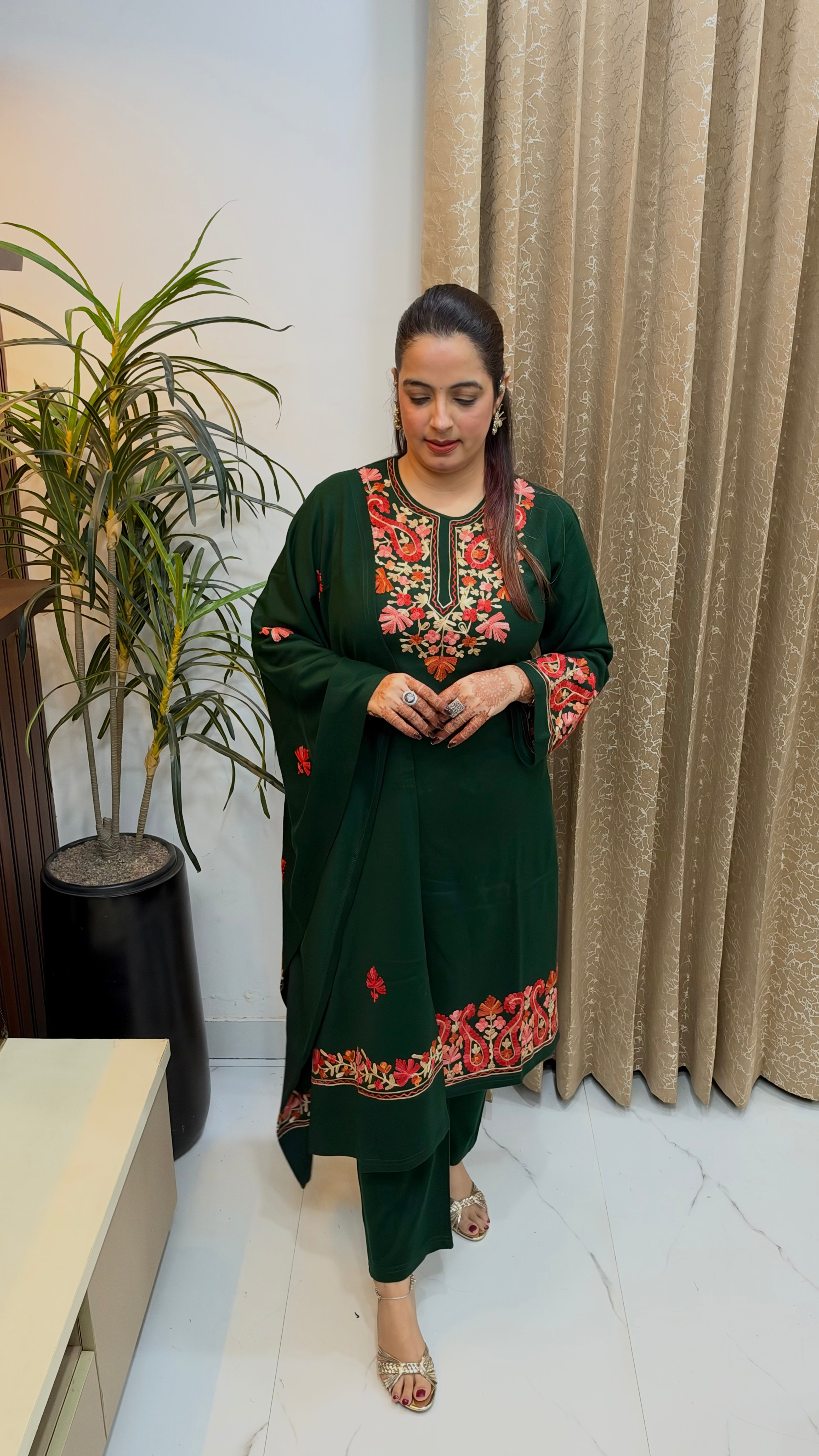 Regal Winter Comfort: Woollen Kashmiri Pheran-Style 3-Piece Suit Set with Bell Sleeves