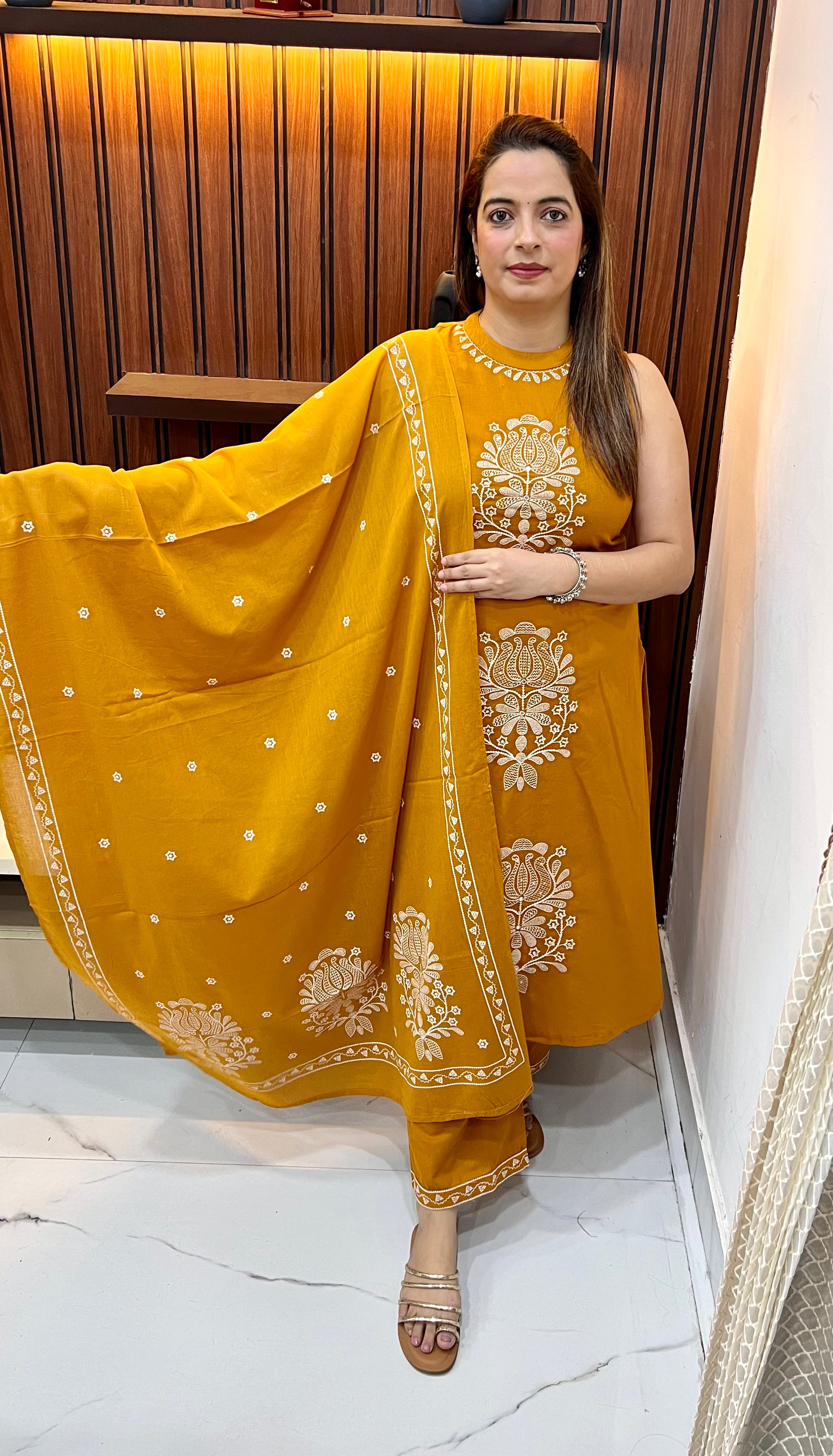 Handloom Cotton Sleeveless Suit with Ban Neck & Thread Embroidery ✨