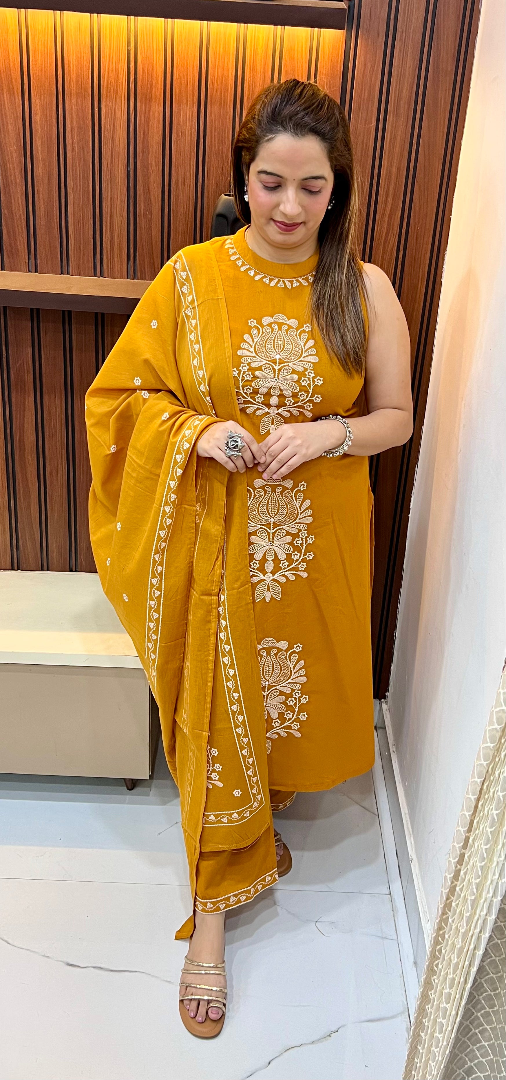 Handloom Cotton Sleeveless Suit with Ban Neck & Thread Embroidery ✨