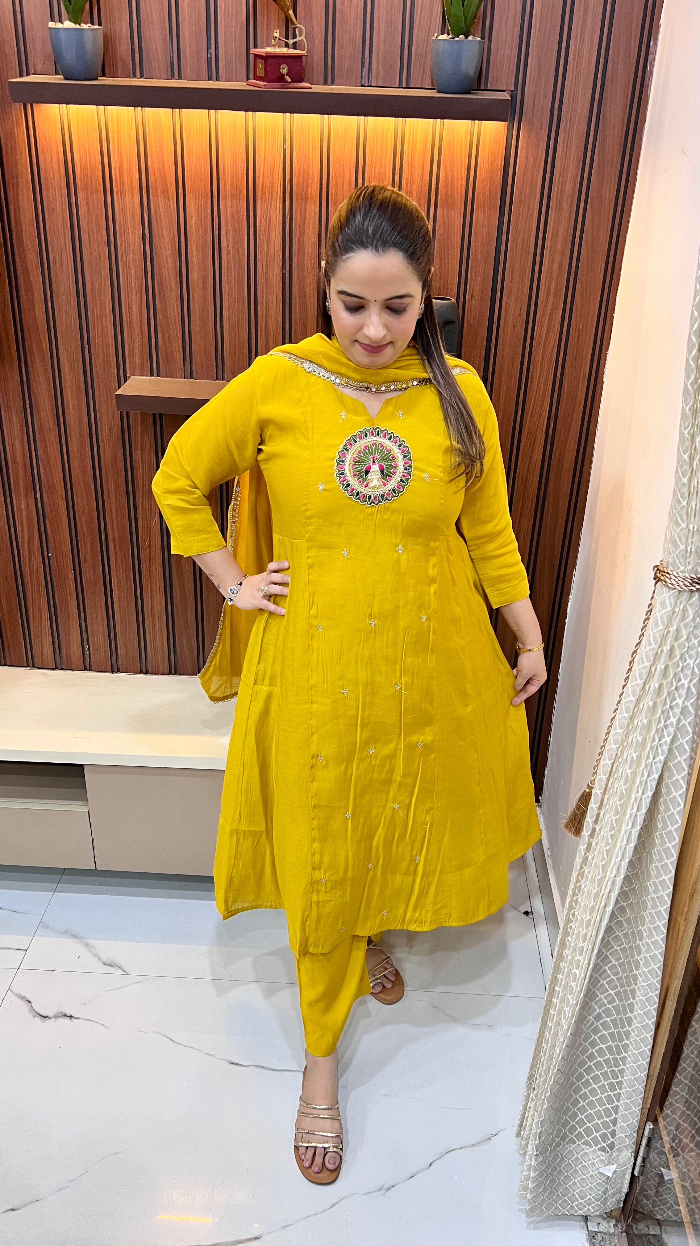 Mul Chanderi Suit with Thread Embroidery & Muslin Bottom ✨