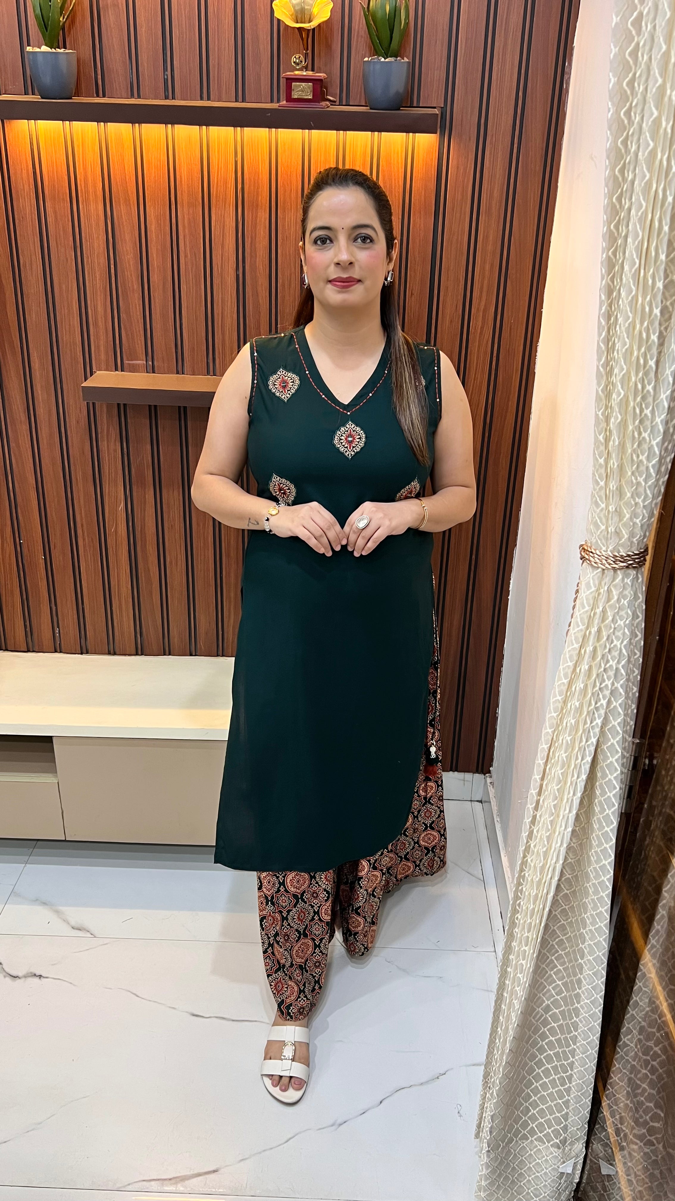 Pure Cotton Sleeveless Suit with Ajrak Print & Appliqué Work ✨