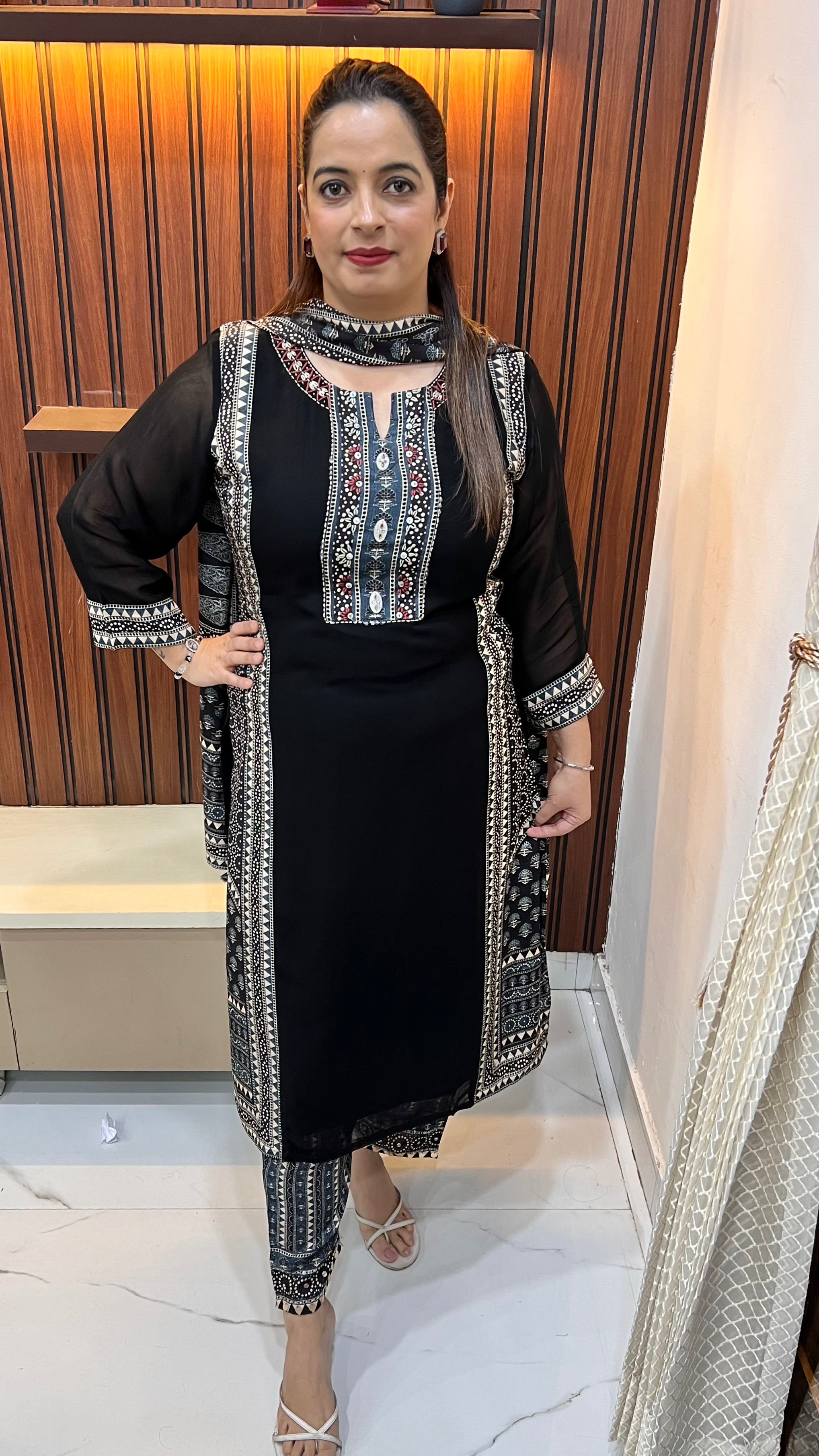 Step into elegance with this stunning & Pure Georgette Suit 💖 designed to give you a graceful and flowy look.
