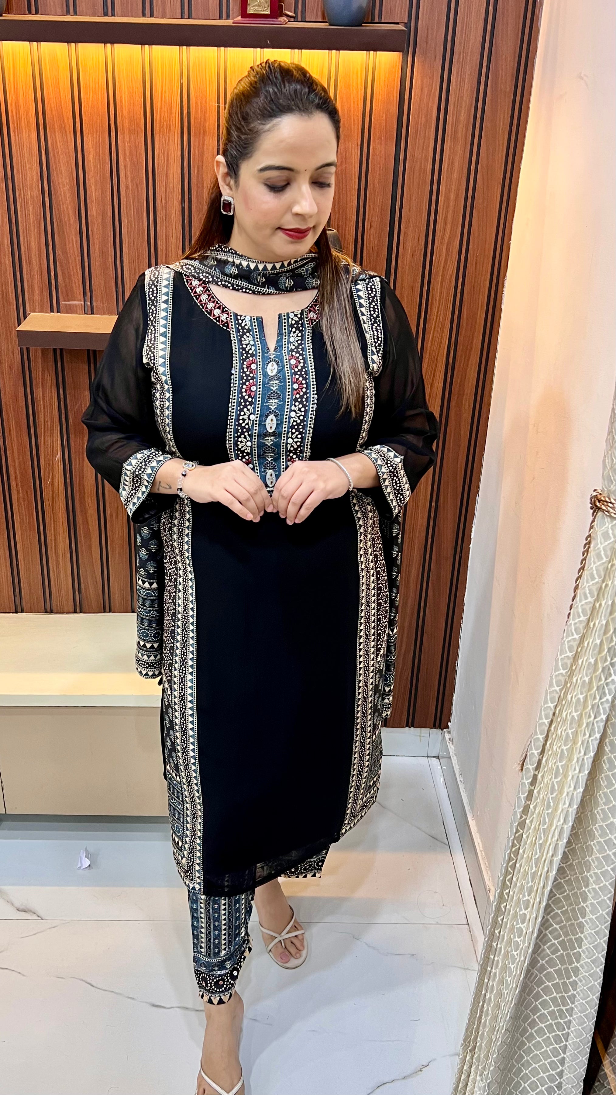 Step into elegance with this stunning & Pure Georgette Suit 💖 designed to give you a graceful and flowy look.