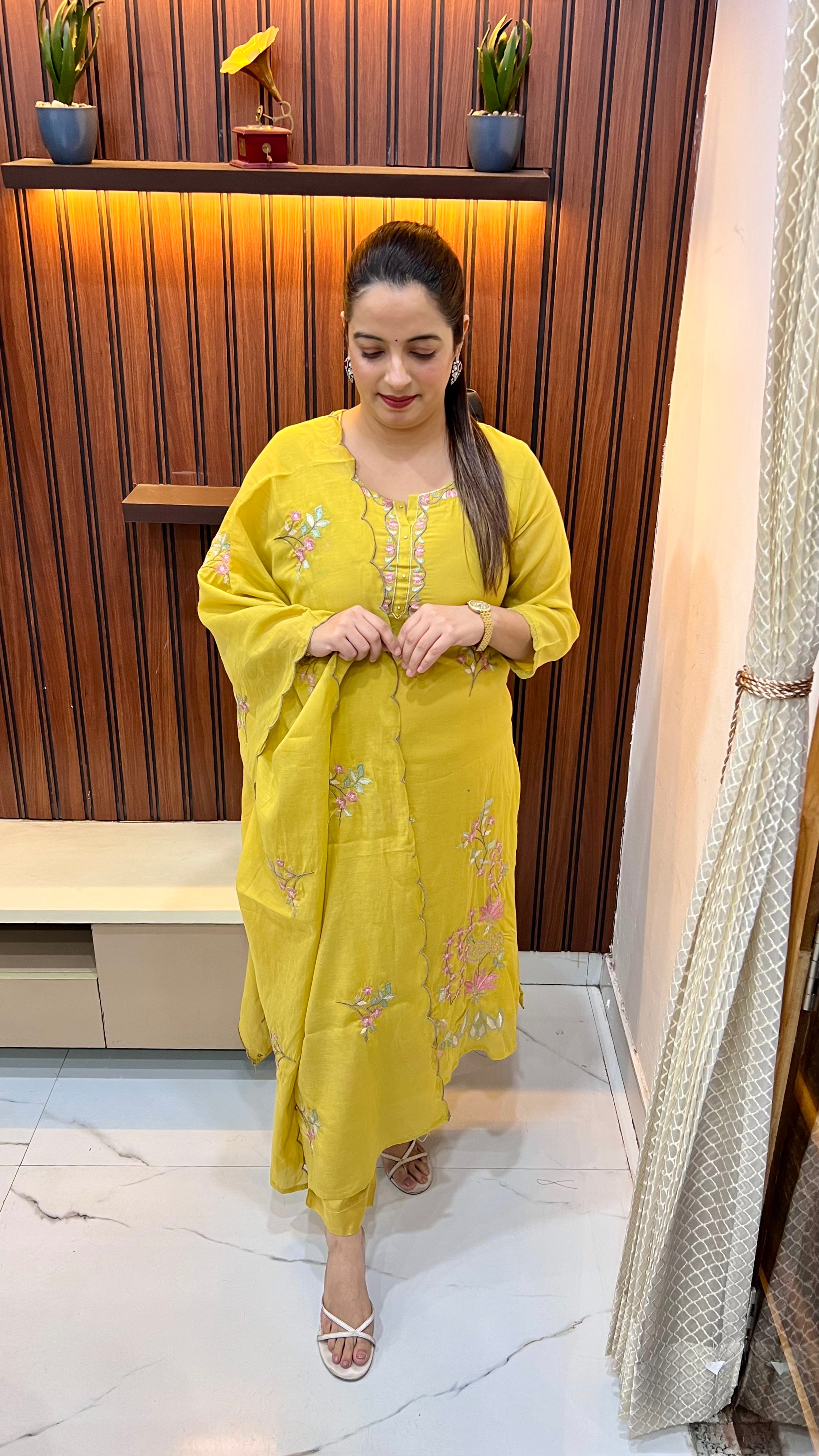 Mul Chanderi Suit with Hand & Thread Embroidery ✨