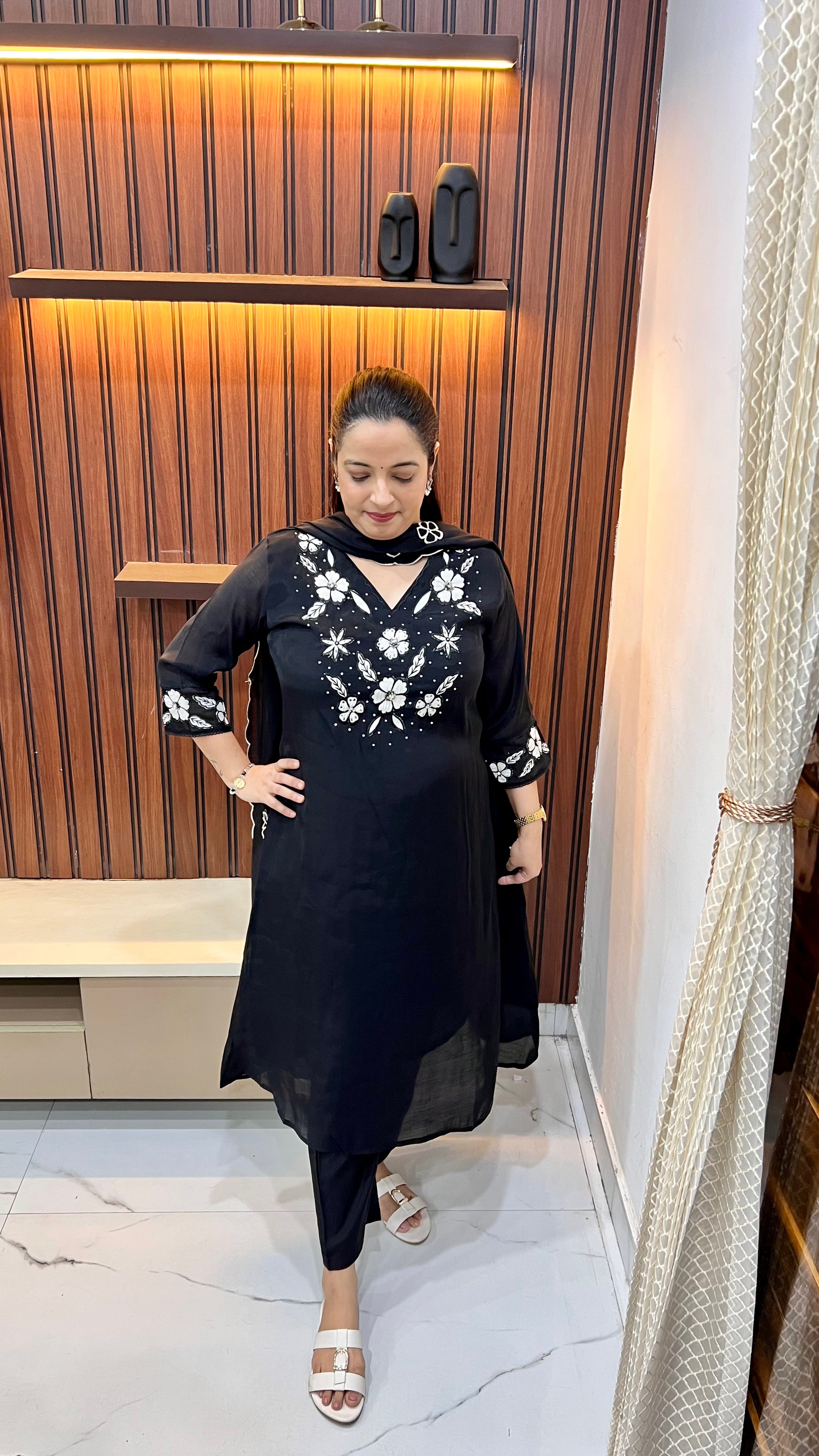 Mul Chanderi Suit with All-Over Appliqué Work – Elegant Ethnic Wear