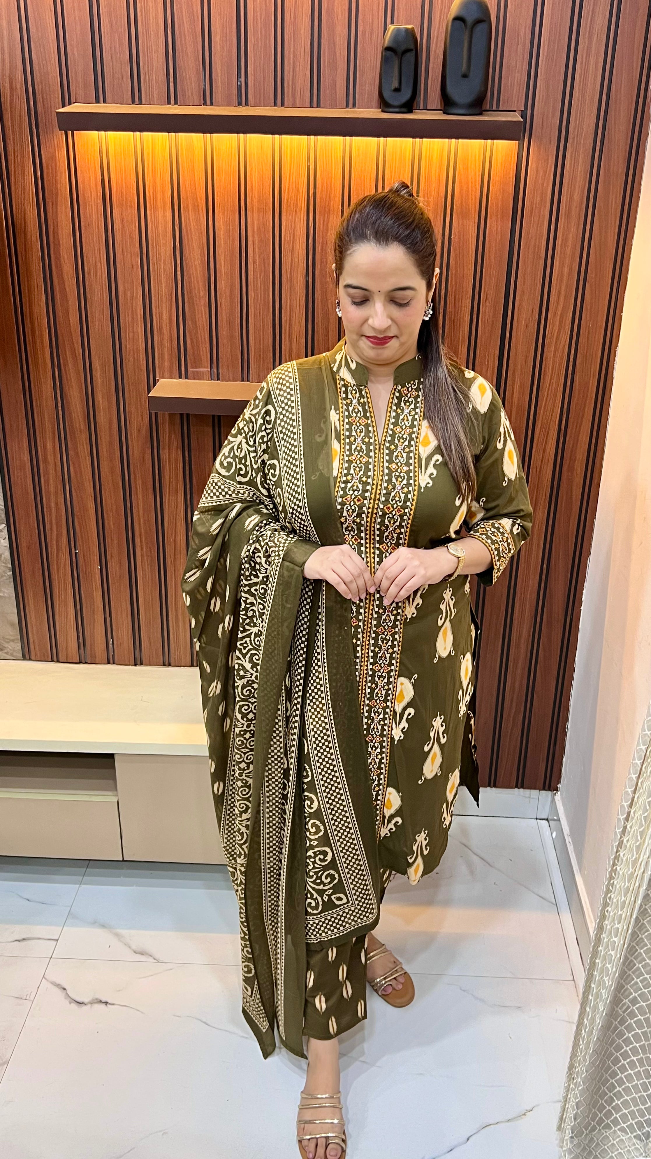 This ensemble blends traditional craftsmanship with functional, modern design—perfect for those who appreciate understated elegance and everyday comfort.