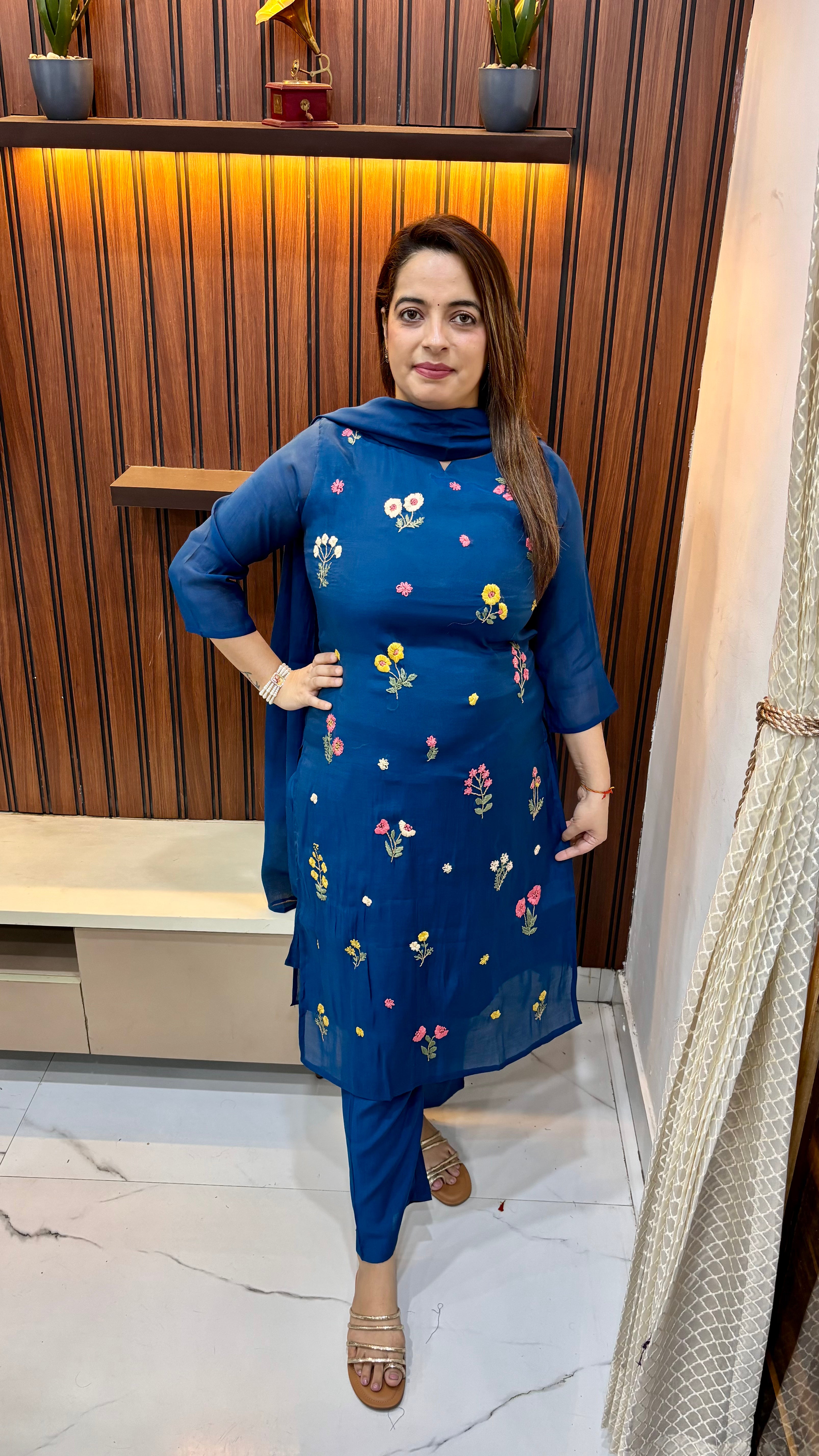 Mul Chanderi Suit with Floral Thread Embroidery ✨