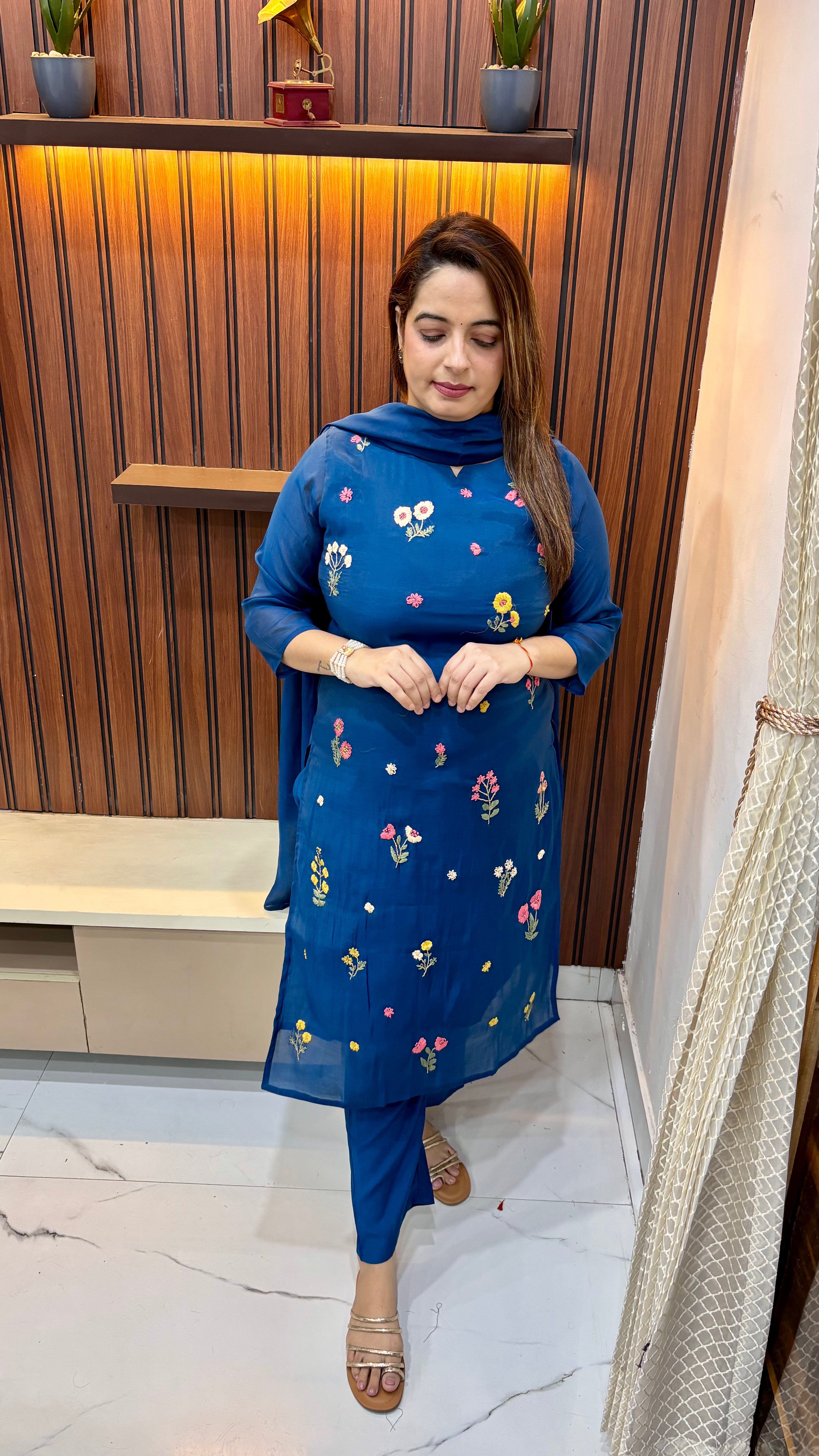 Mul Chanderi Suit with Floral Thread Embroidery ✨