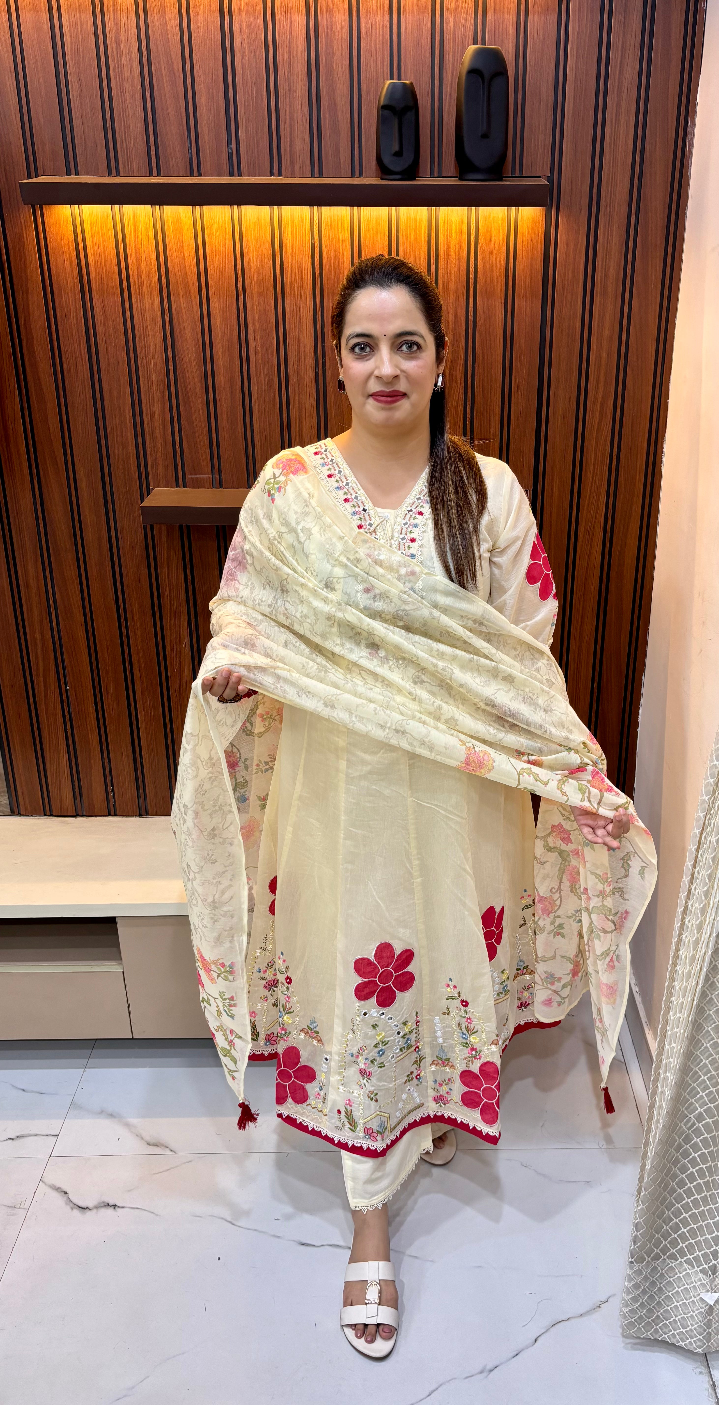 Mul Chanderi Suit with Heavy Lace & Mirror Work ✨