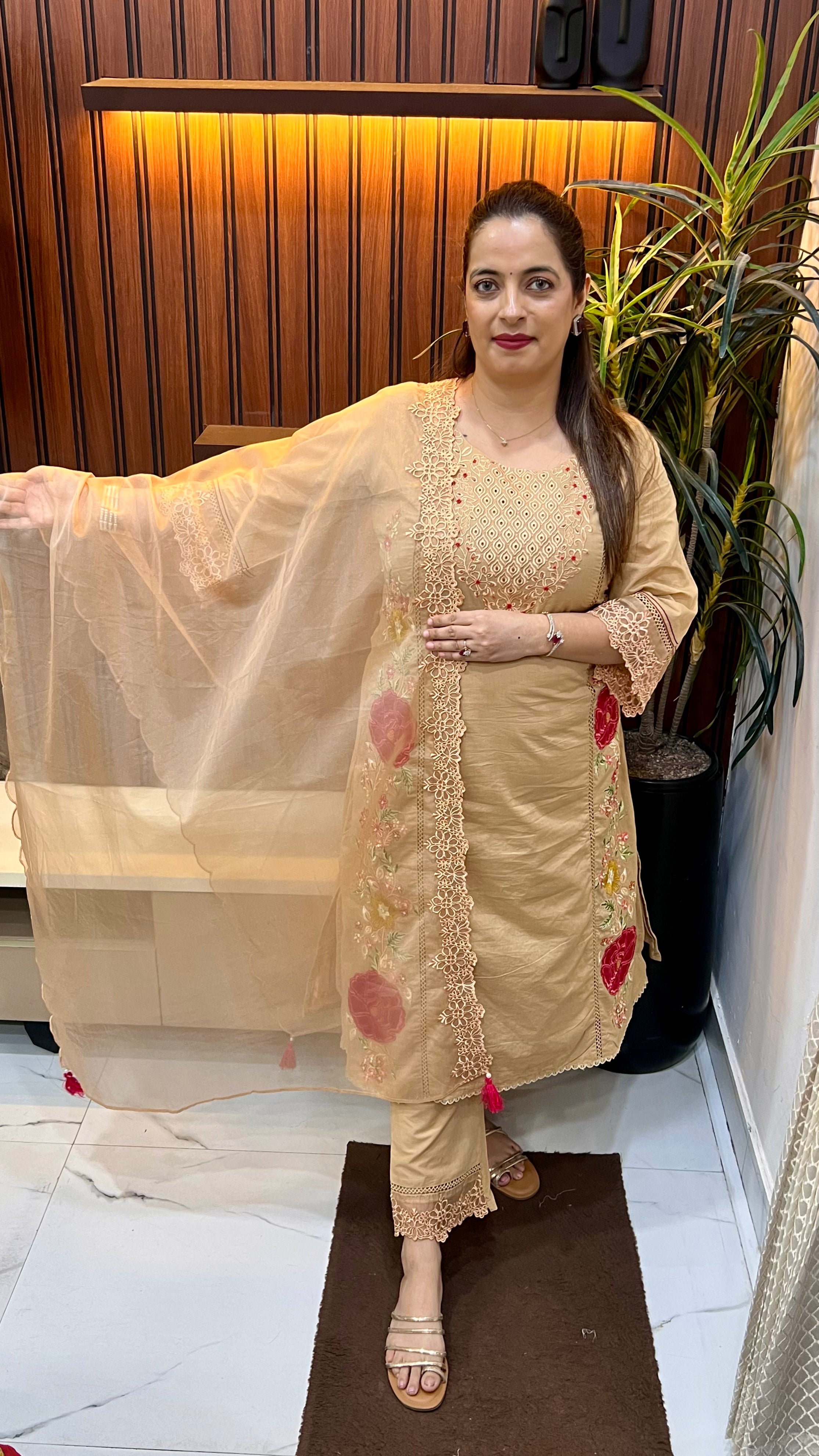👑 The Regal Silhouette: Pure Cotton Pakistani Suit with Resham & Organza Artistry 👑