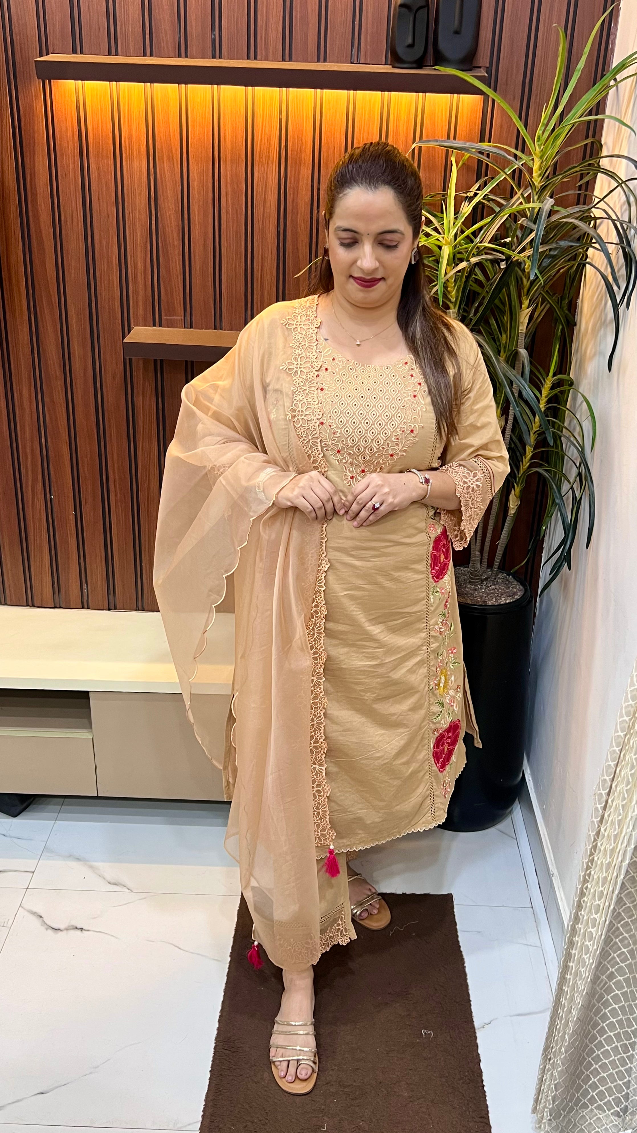 👑 The Regal Silhouette: Pure Cotton Pakistani Suit with Resham & Organza Artistry 👑