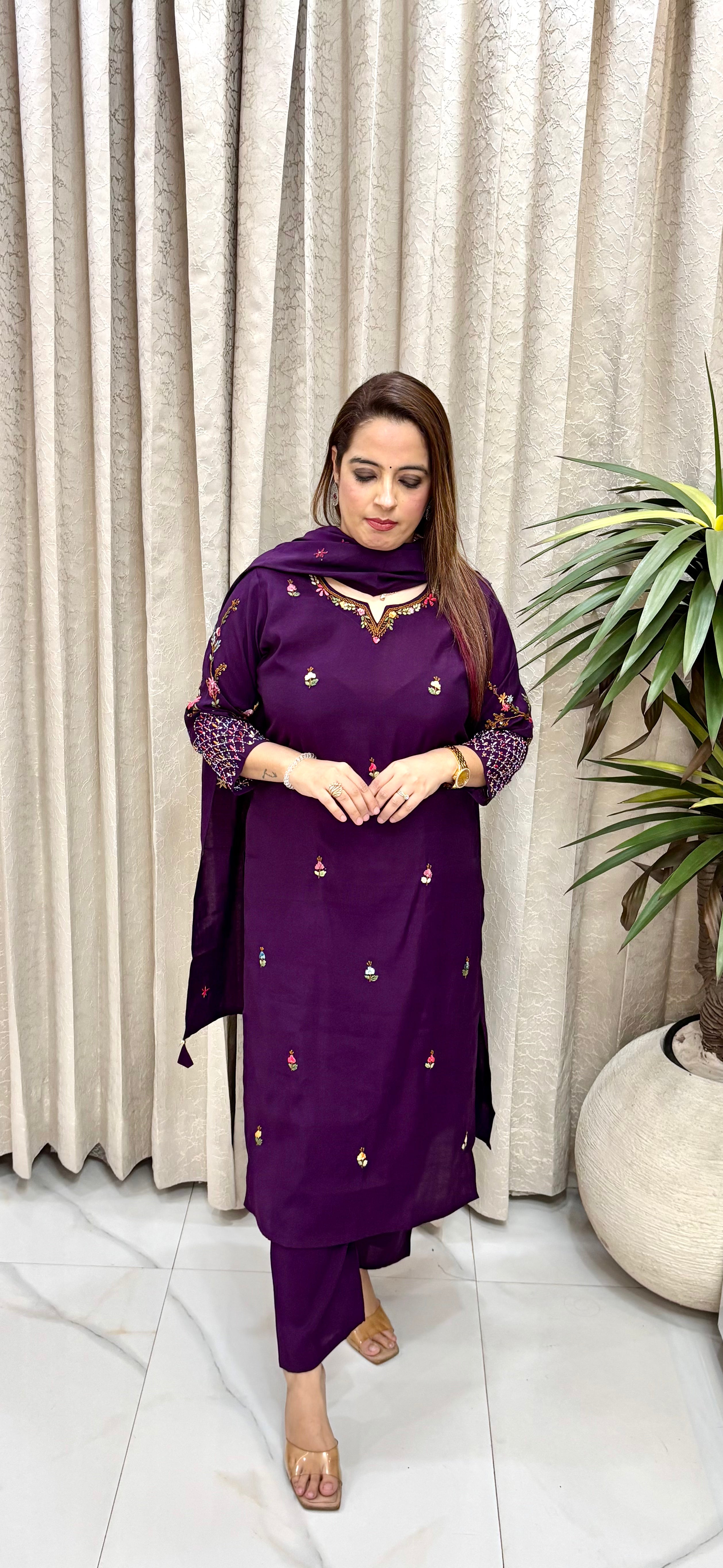 Vintage Grace & Timeless Artistry: Premium Mul Chanderi, Intricate Kolkata Knot Embroidery, & Fluid Shantoon