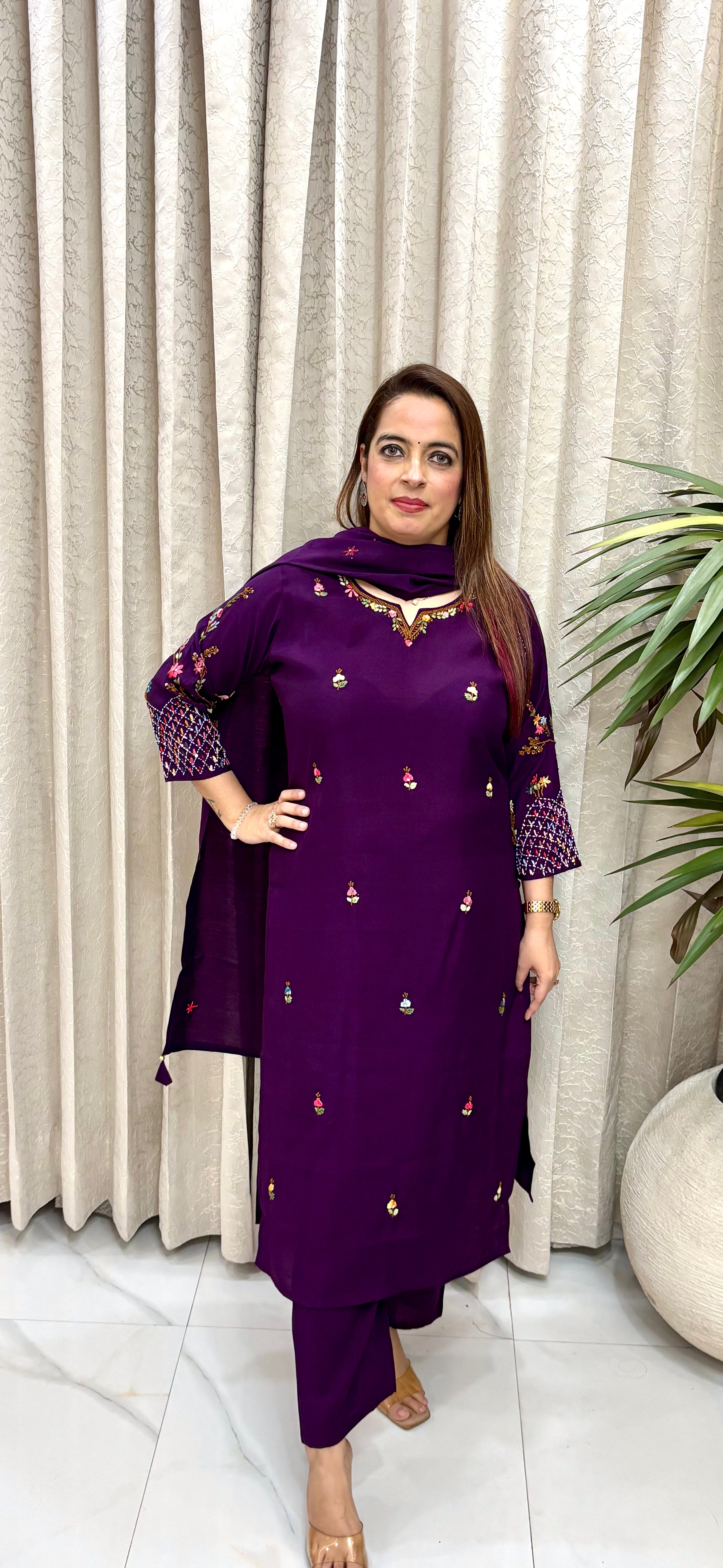 Vintage Grace & Timeless Artistry: Premium Mul Chanderi, Intricate Kolkata Knot Embroidery, & Fluid Shantoon