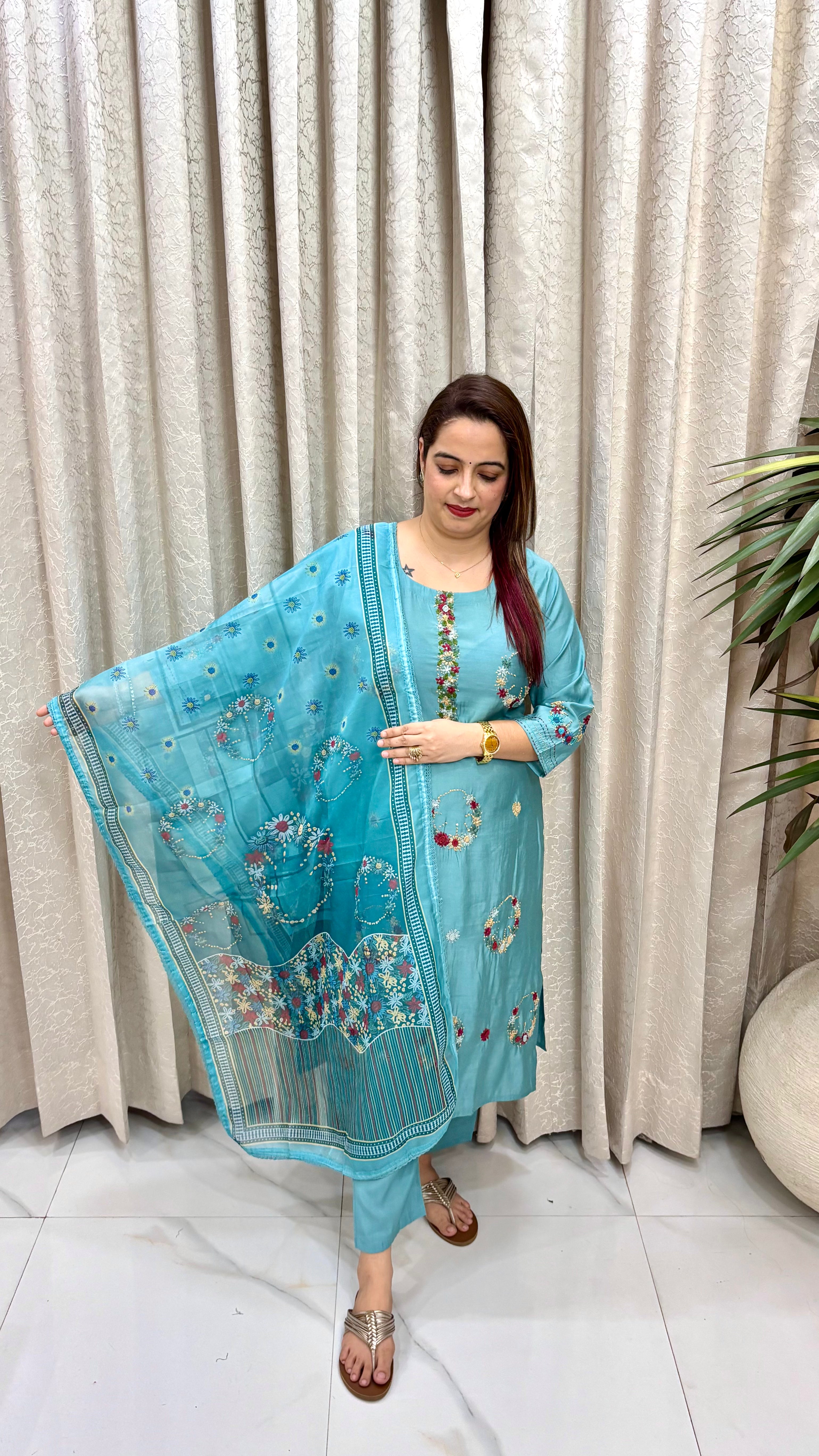 Vintage Grace & Timeless Artistry: Premium Cotton Muslin, Intricate Kolkata Knot Handwork, & Sheer Printed Organza
