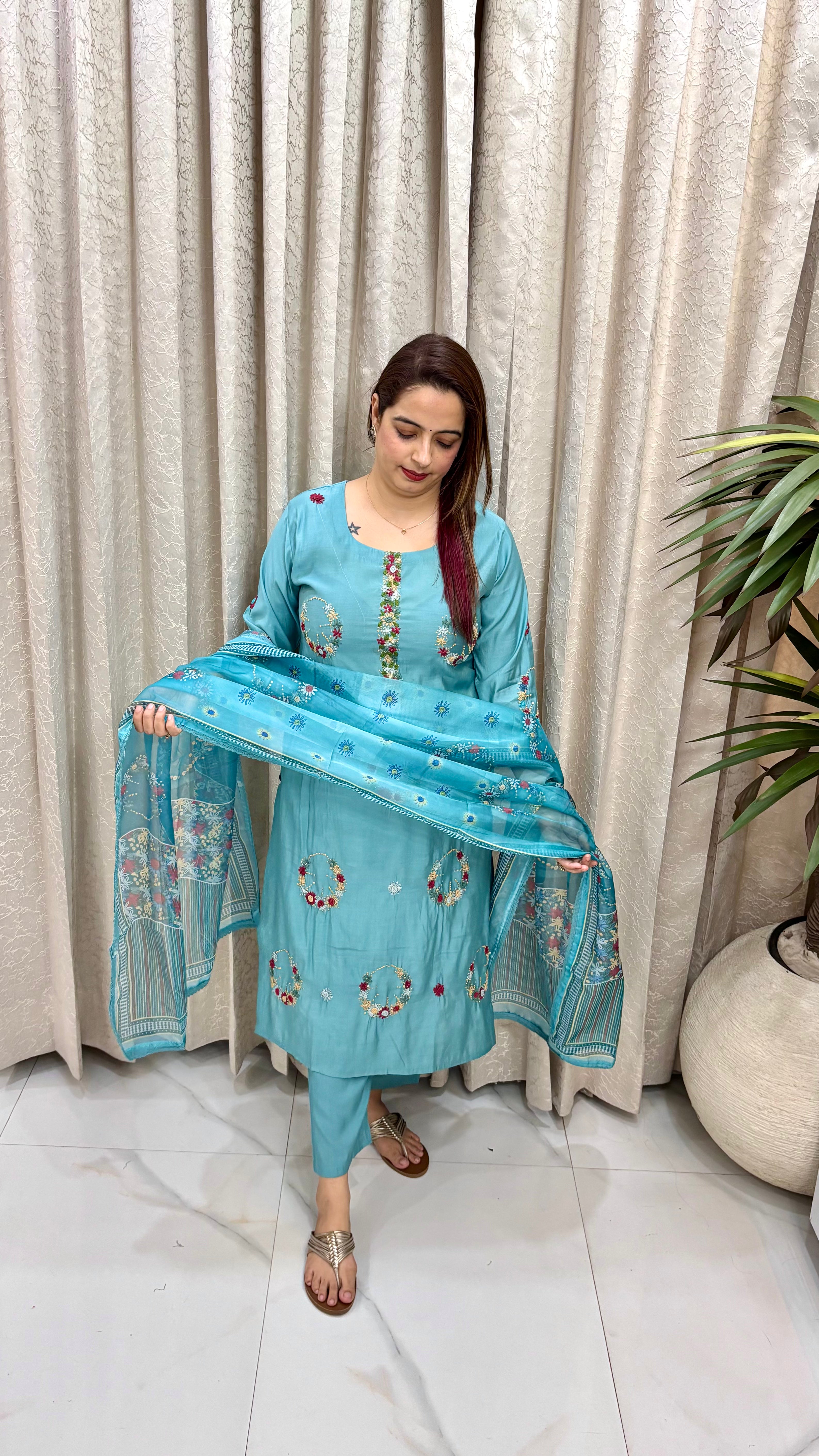 Vintage Grace & Timeless Artistry: Premium Cotton Muslin, Intricate Kolkata Knot Handwork, & Sheer Printed Organza