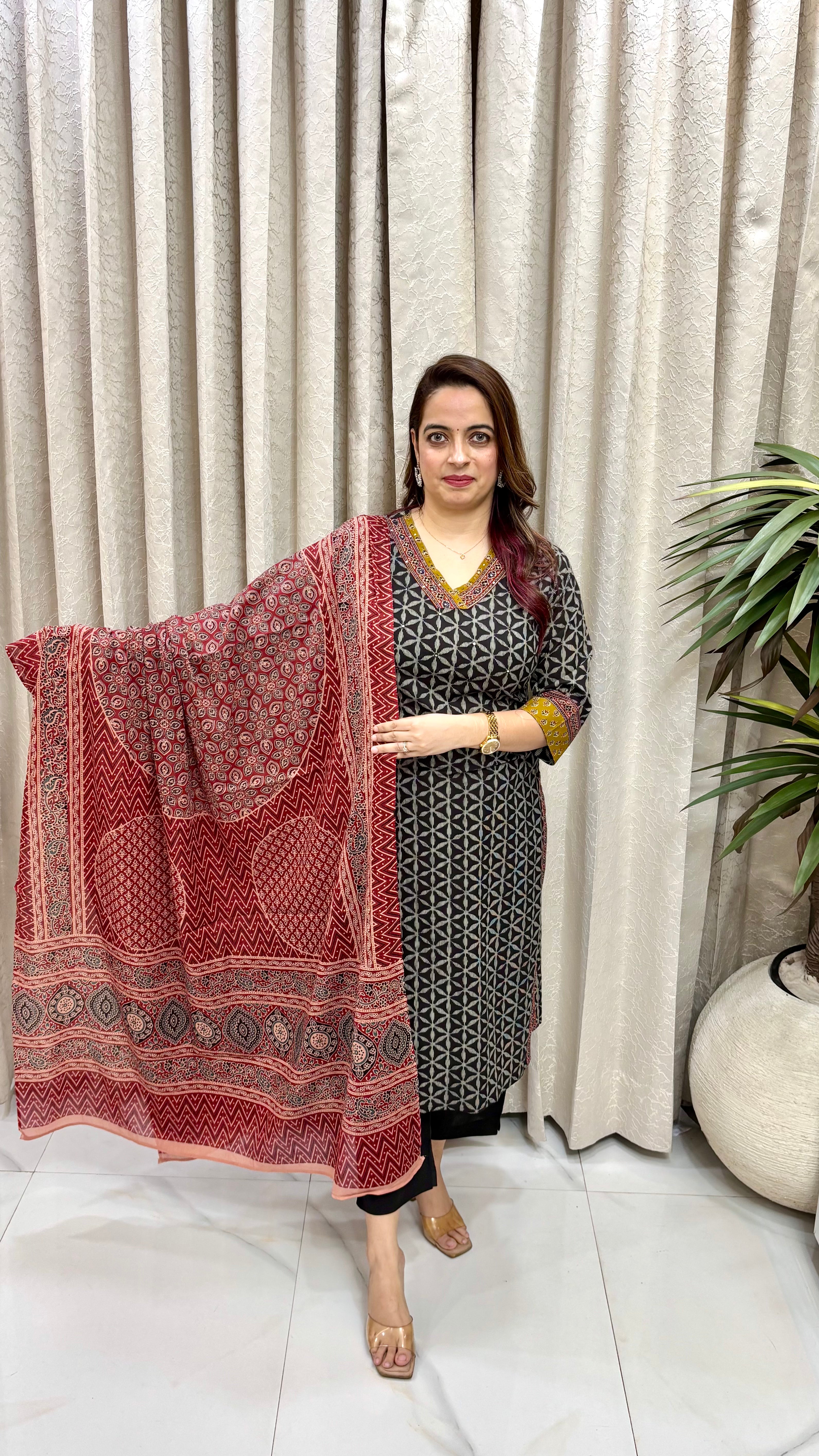 Artisanal Luxury: Premium Pure Cotton Kalamkari Print Suit, Face-Framing V-Neckline, Multi-Craft Mirror Detailing, & Soft Mulmul Dupatta