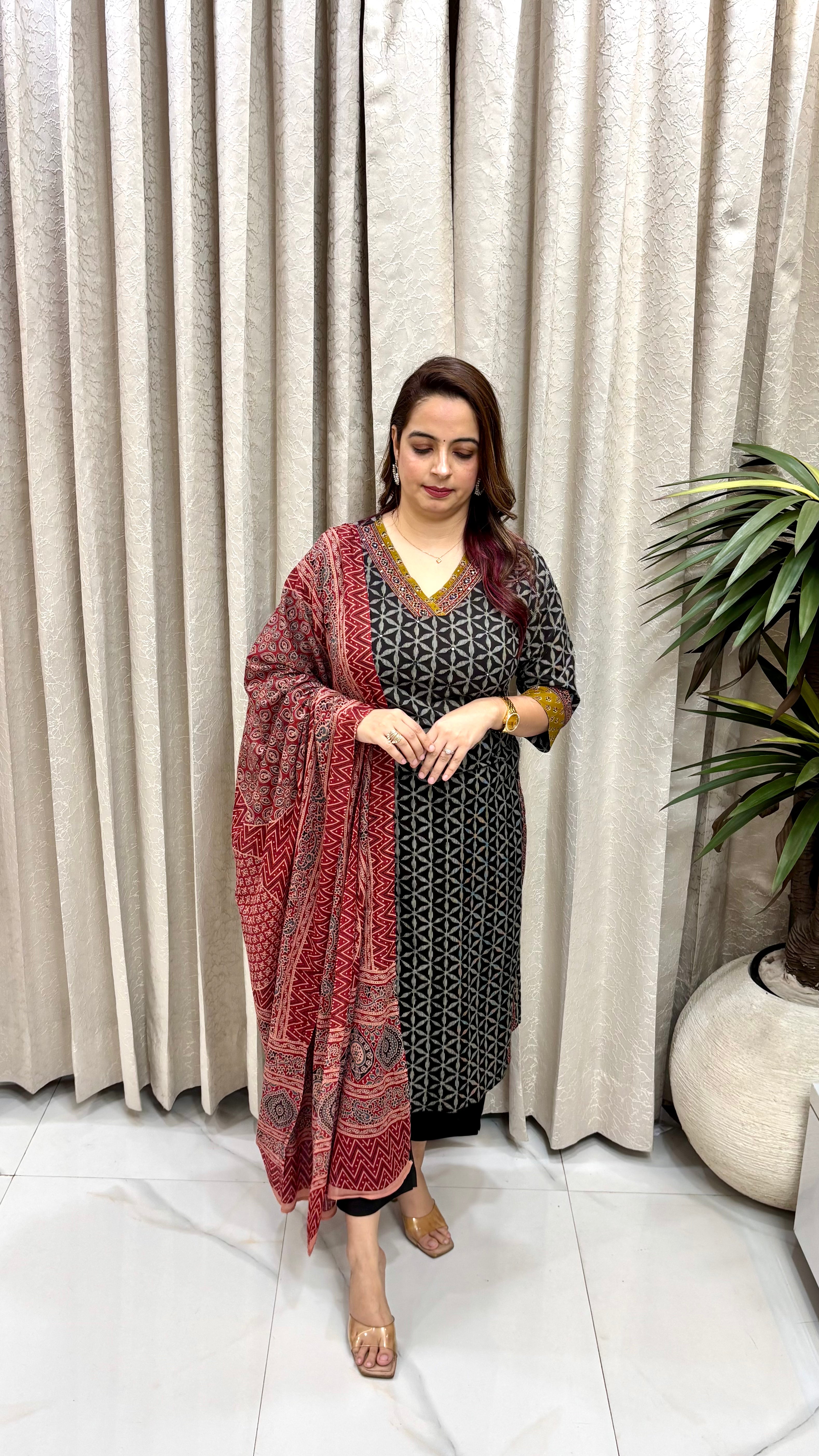 Artisanal Luxury: Premium Pure Cotton Kalamkari Print Suit, Face-Framing V-Neckline, Multi-Craft Mirror Detailing, & Soft Mulmul Dupatta