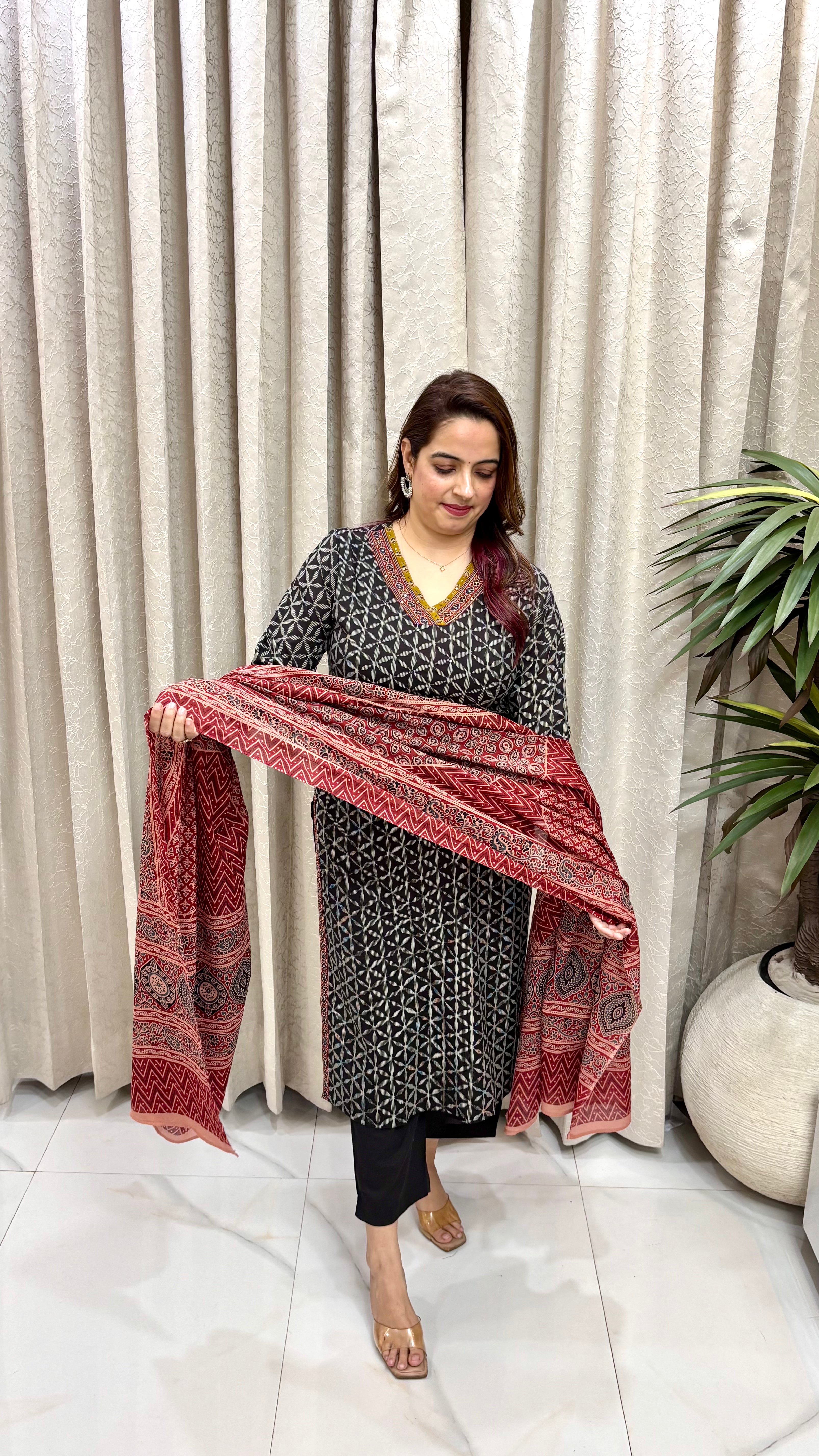 Artisanal Luxury: Premium Pure Cotton Kalamkari Print Suit, Face-Framing V-Neckline, Multi-Craft Mirror Detailing, & Soft Mulmul Dupatta