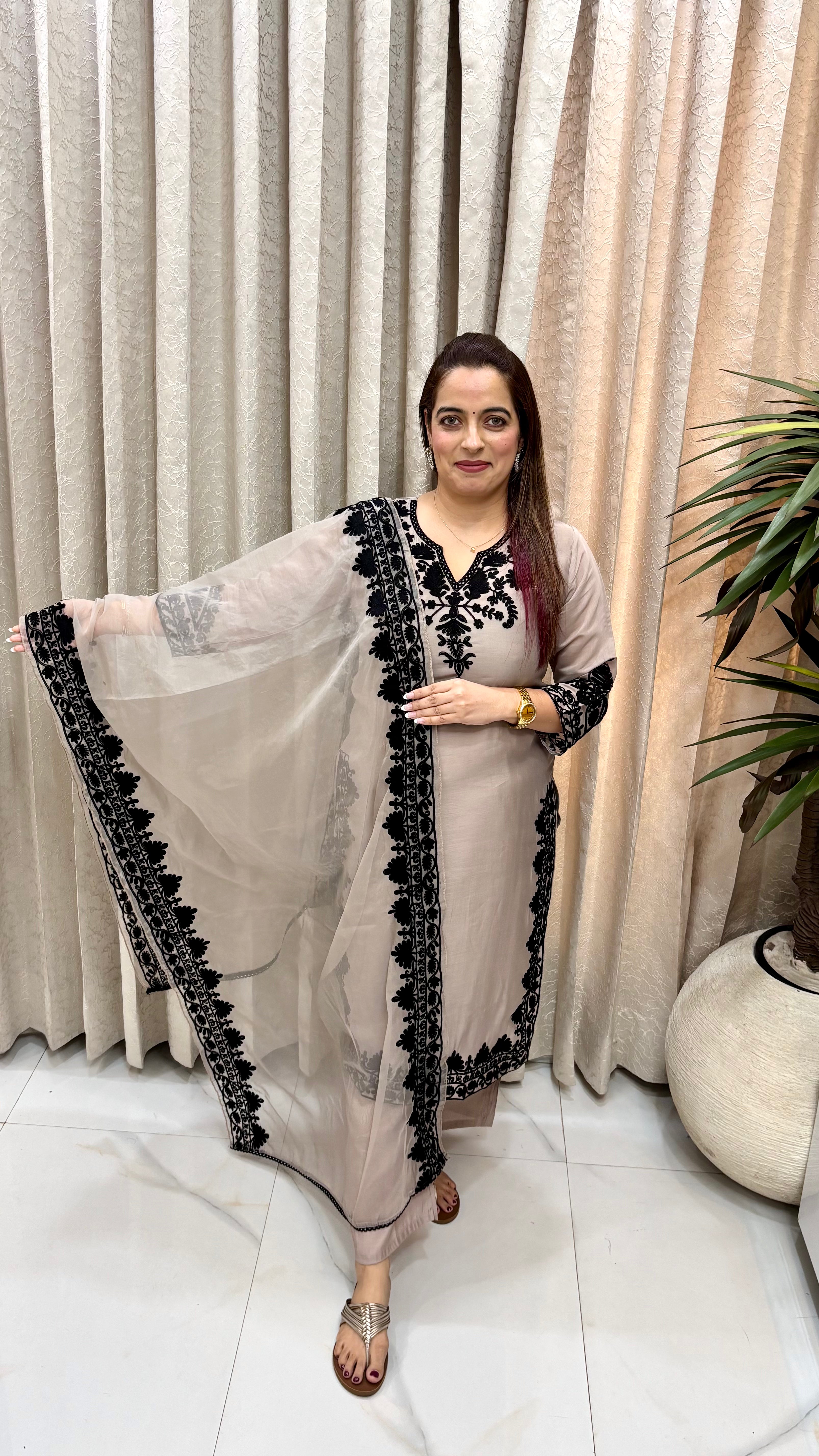 Royal Kashmiri-Inspired Elegance: Regal Mul Chanderi, Intricate Embroidery, & Sheer Organza Brilliance