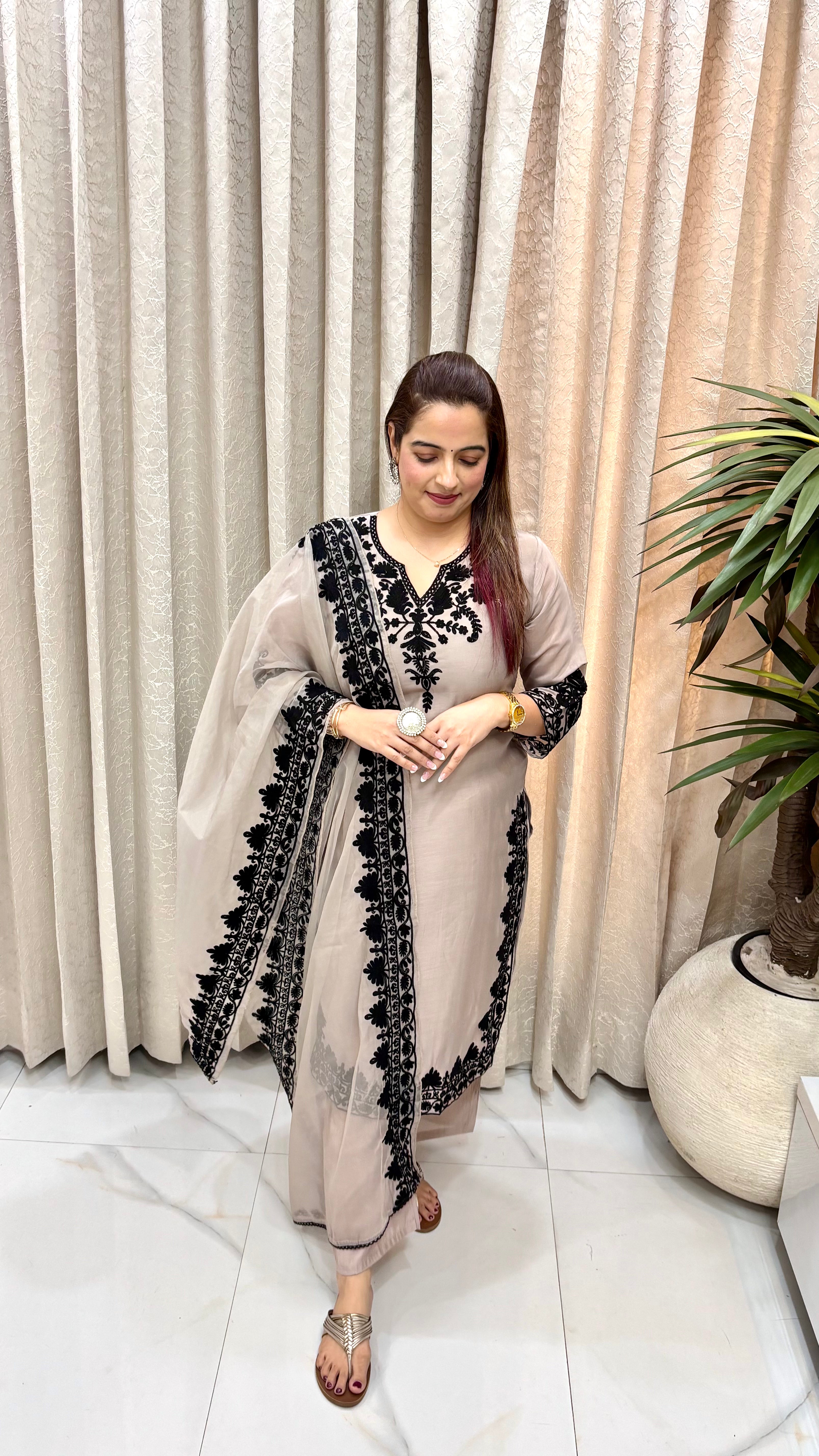 Royal Kashmiri-Inspired Elegance: Regal Mul Chanderi, Intricate Embroidery, & Sheer Organza Brilliance