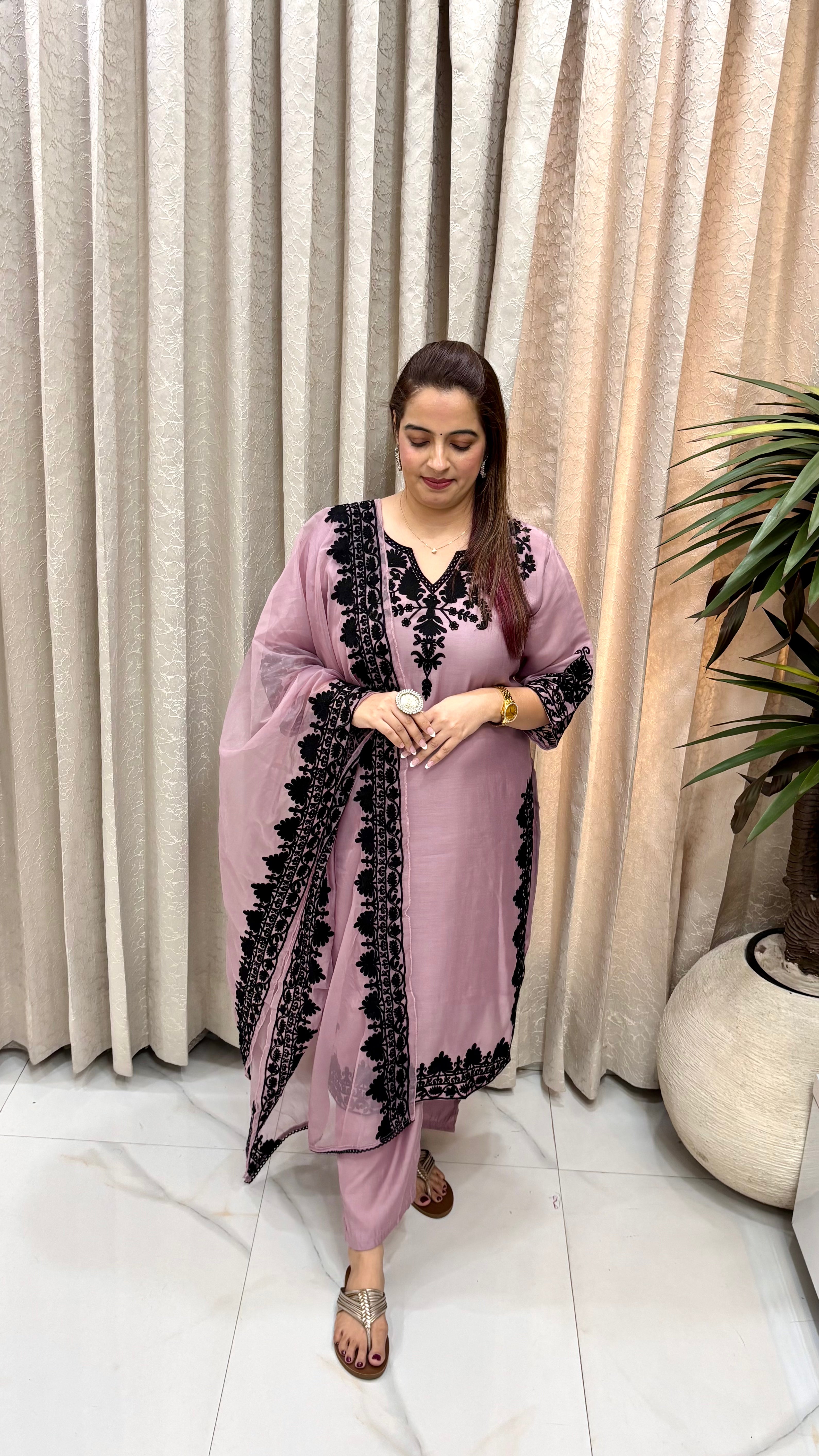 Royal Kashmiri-Inspired Elegance: Regal Mul Chanderi, Intricate Embroidery, & Sheer Organza Brilliance