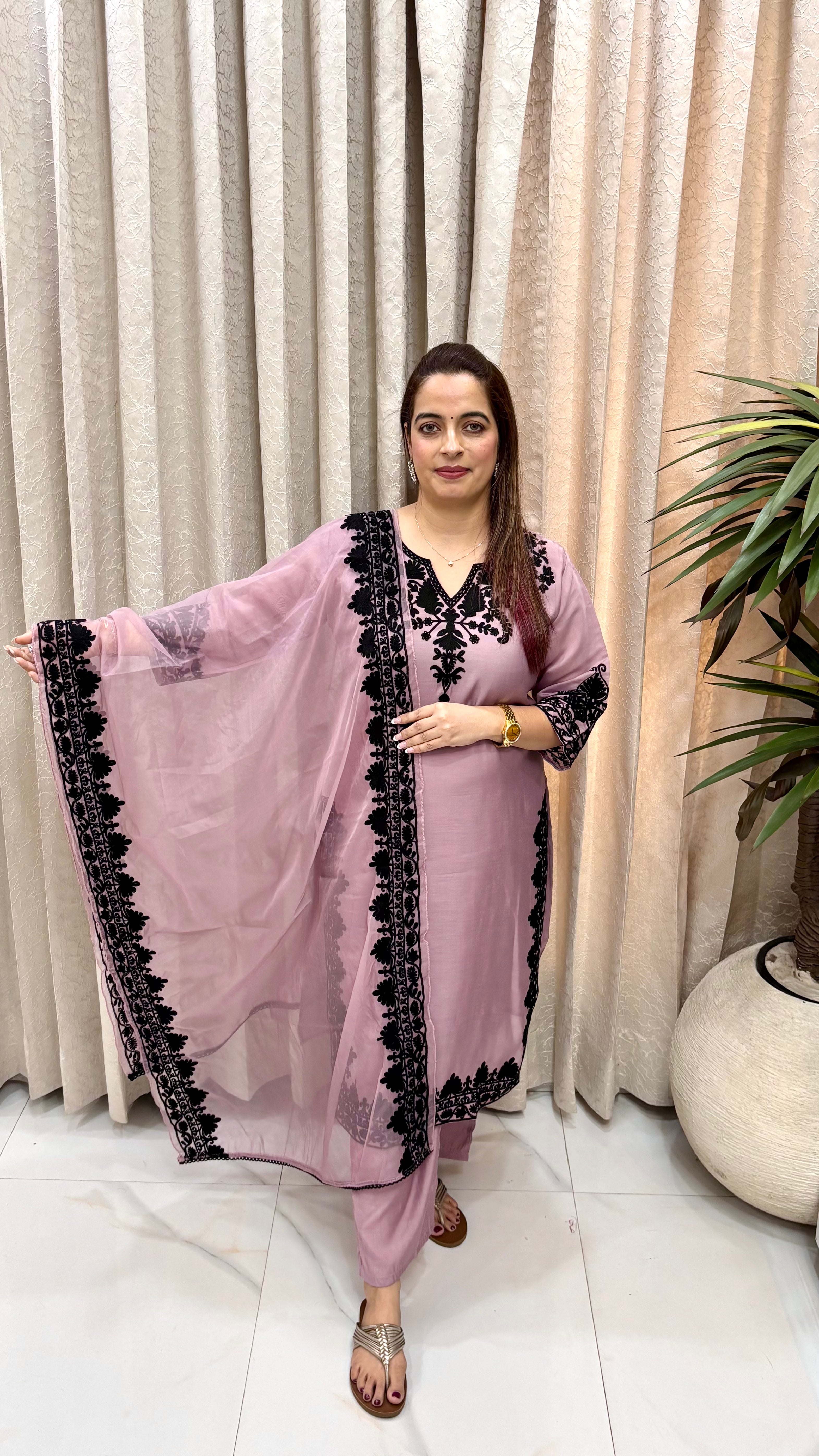Royal Kashmiri-Inspired Elegance: Regal Mul Chanderi, Intricate Embroidery, & Sheer Organza Brilliance