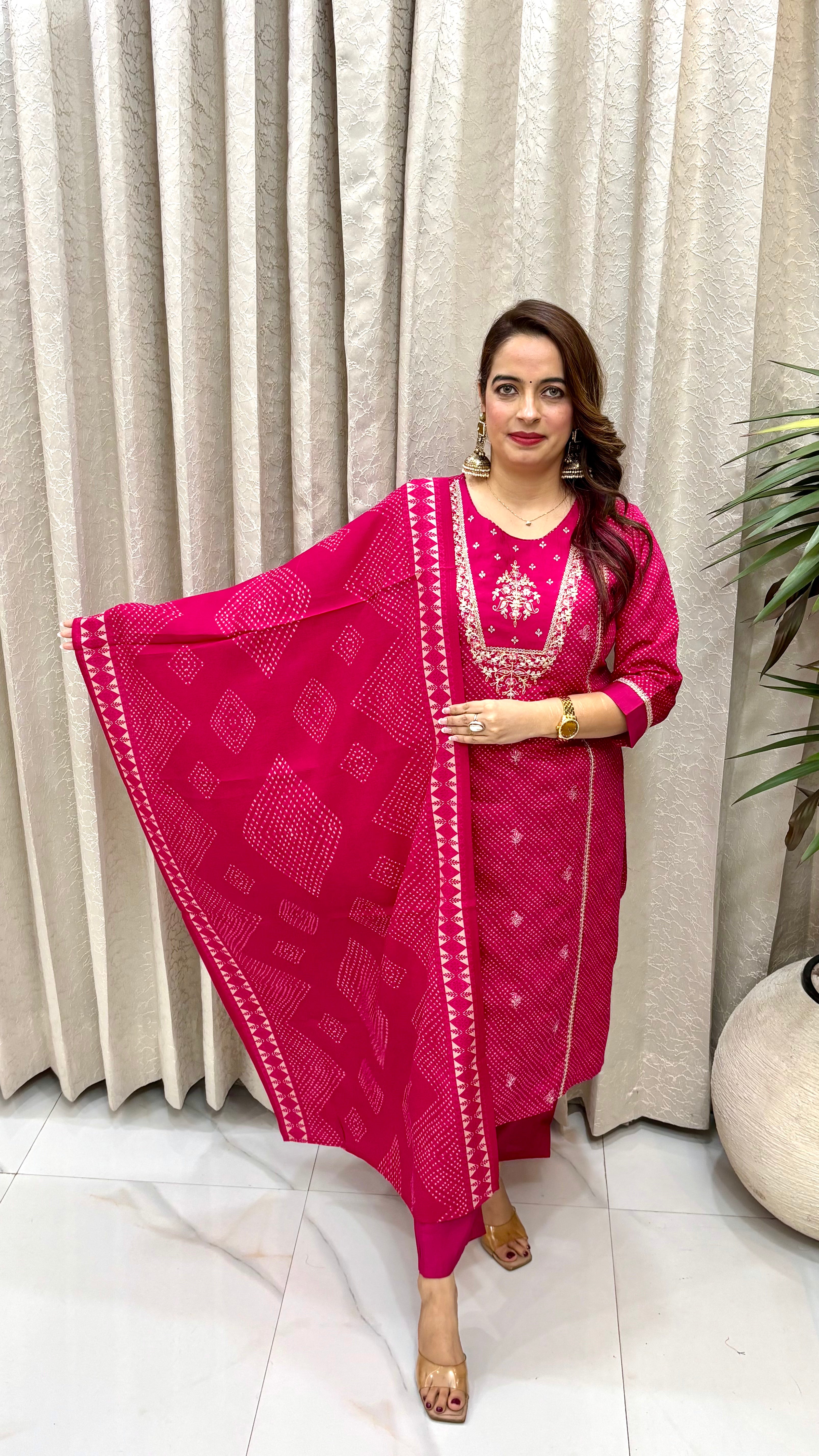 Festive Heritage Craft: Soft Premium Muslin, Vibrant Leheriya Tie-Dye, Gleaming Zari Embroidery, & Bandhani Print Dupatta