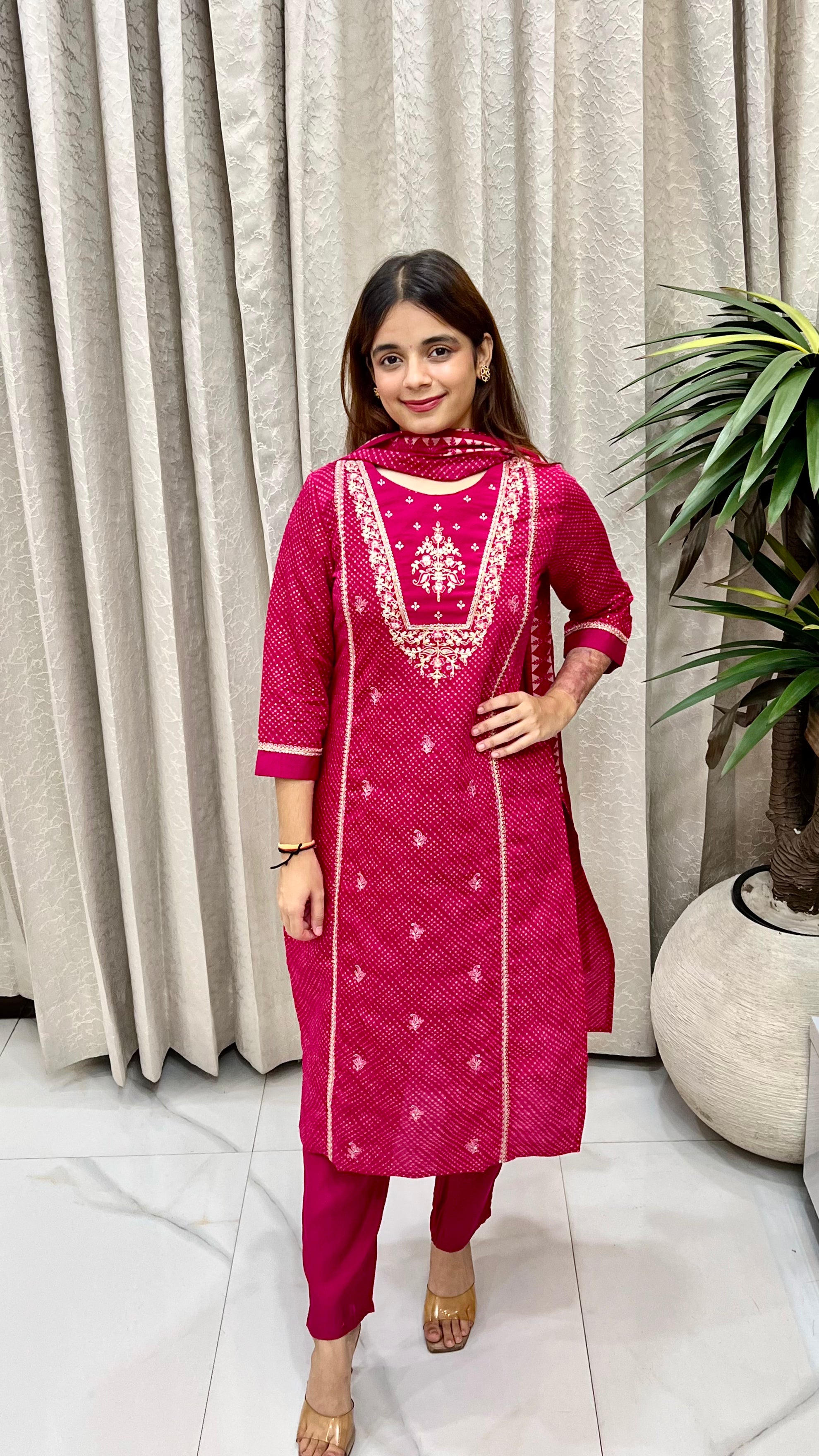 Festive Heritage Craft: Soft Premium Muslin, Vibrant Leheriya Tie-Dye, Gleaming Zari Embroidery, & Bandhani Print Dupatta