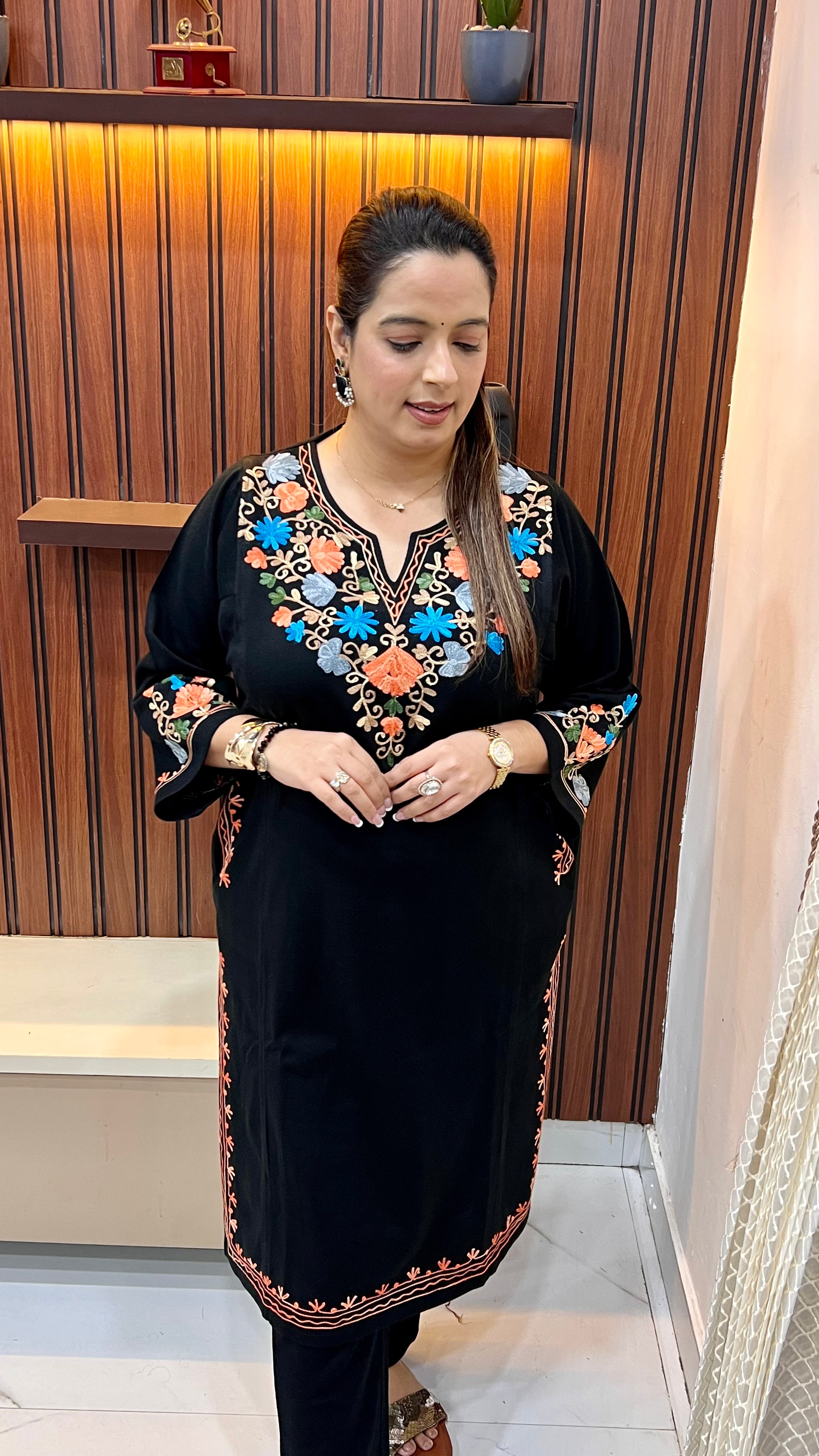 Single Kashmiri Pheran Kurta — Kashmiri Kadhai with Knitted Woollen Comfort (It comes in looser pattern)