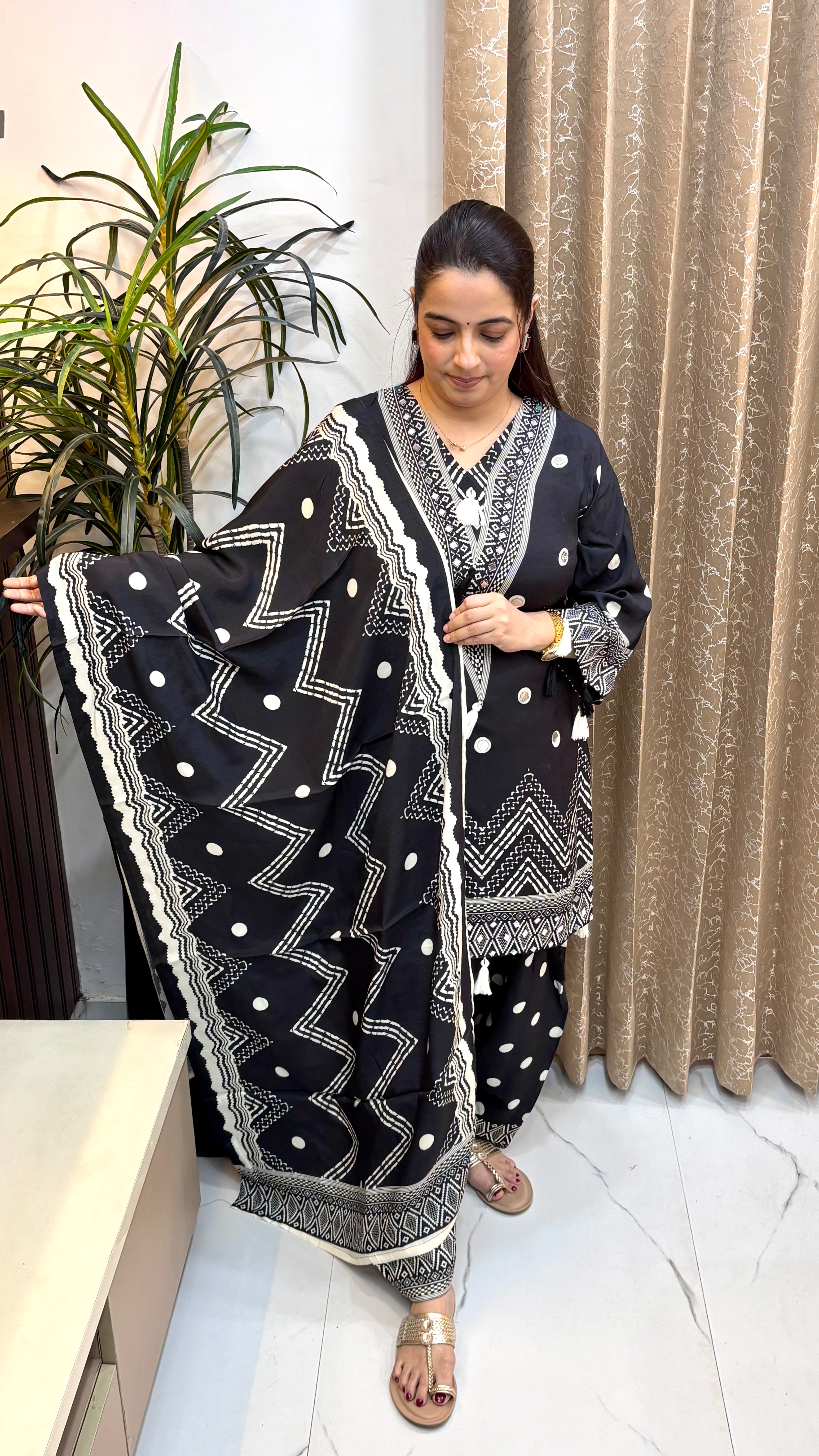 Regal Vintage: Pure Crepe 3-Piece Suit Set with Real Mirror Work, Polka Dot Farshi Salwar & Printed Dupatta