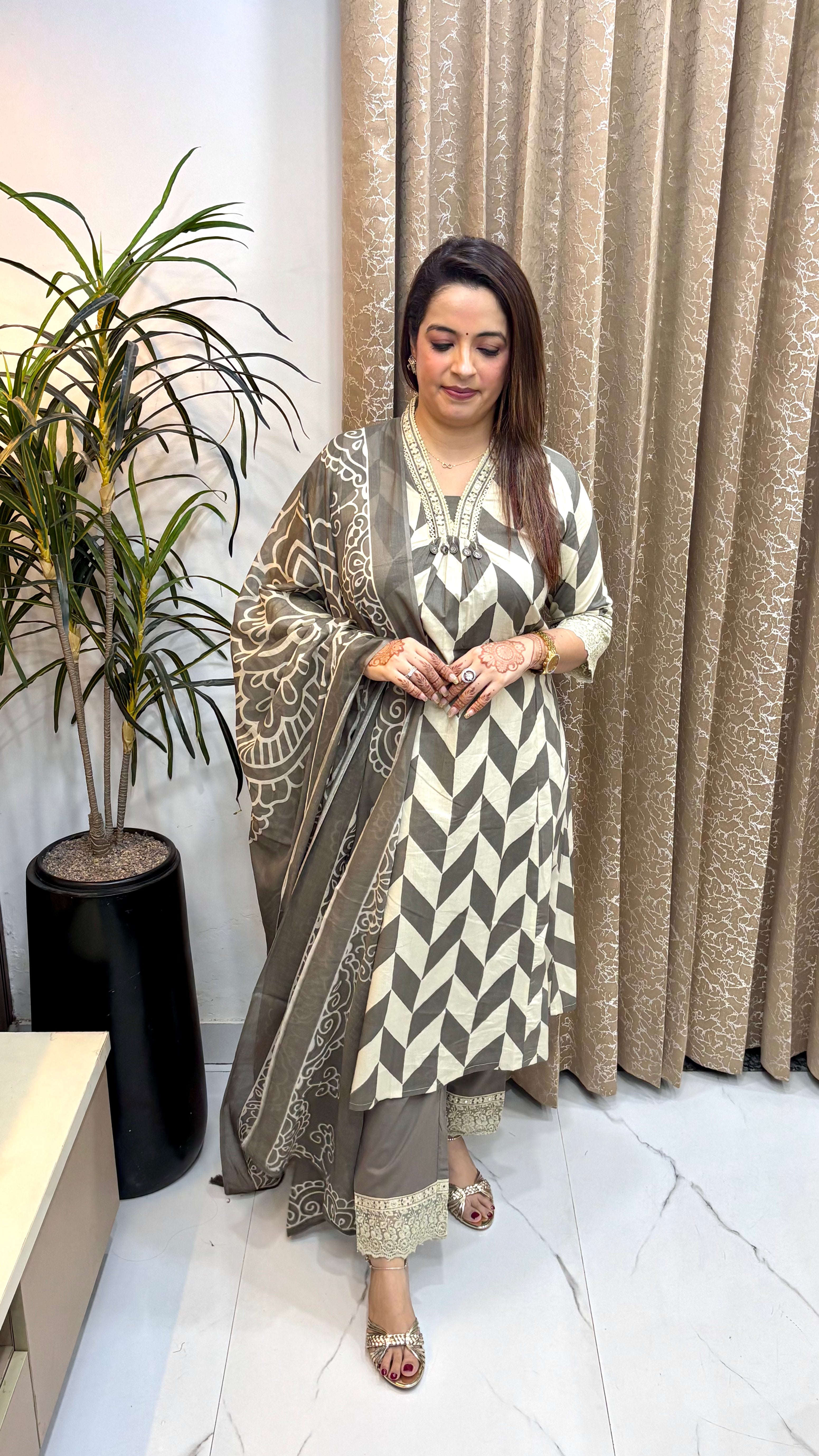 Breezy Everyday Elegance: Pure Cotton 3-Piece Suit Set with Mulmul Dupatta