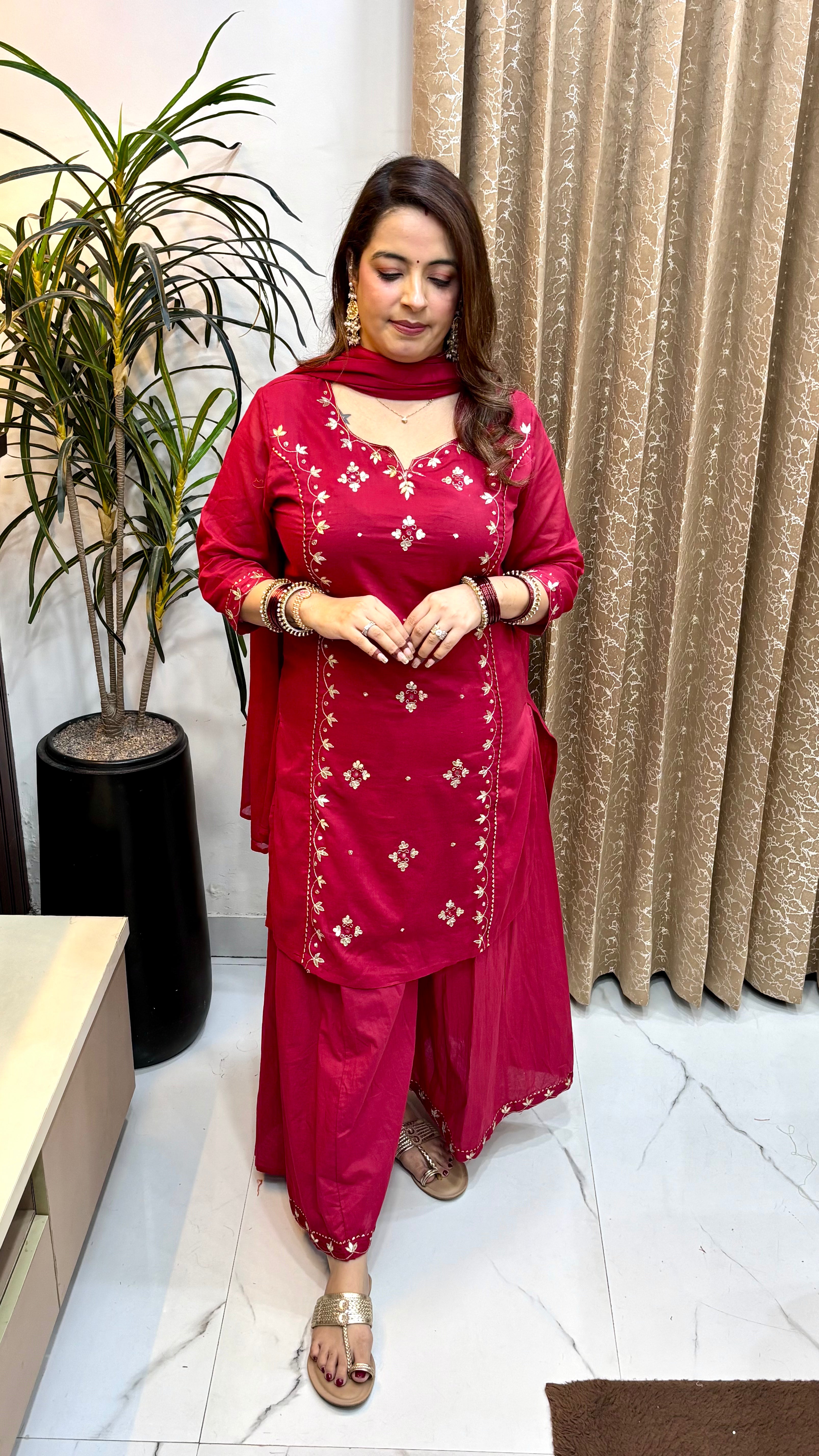 Breezy Everyday Comfort: Pure Cotton 3-Piece Suit Set with Round V-Slit Neckline & Mulmul Dupatta