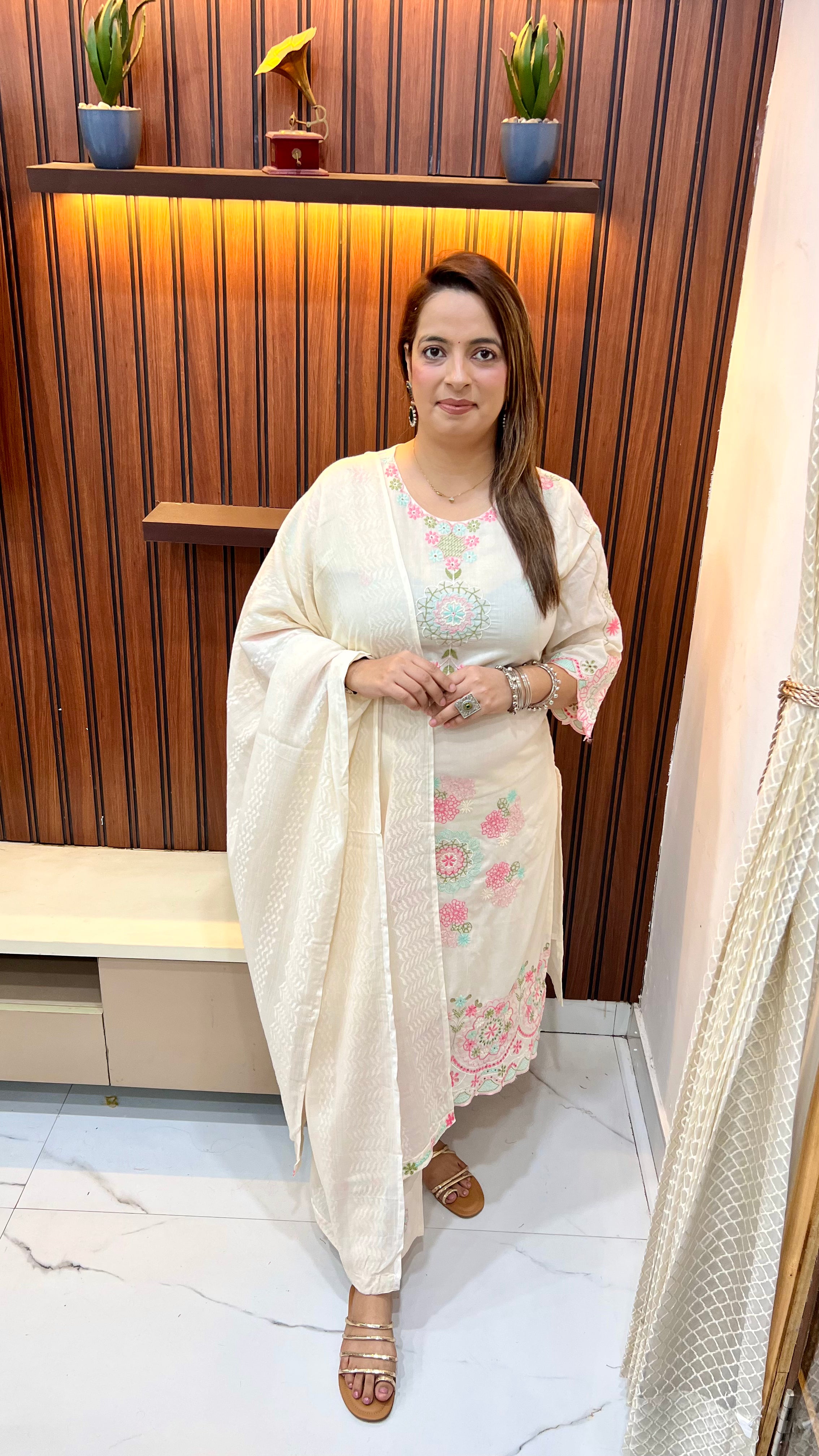 Mul Cotton Suit (Model Wearing Size L) — Premium Embroidery with Soft Lining